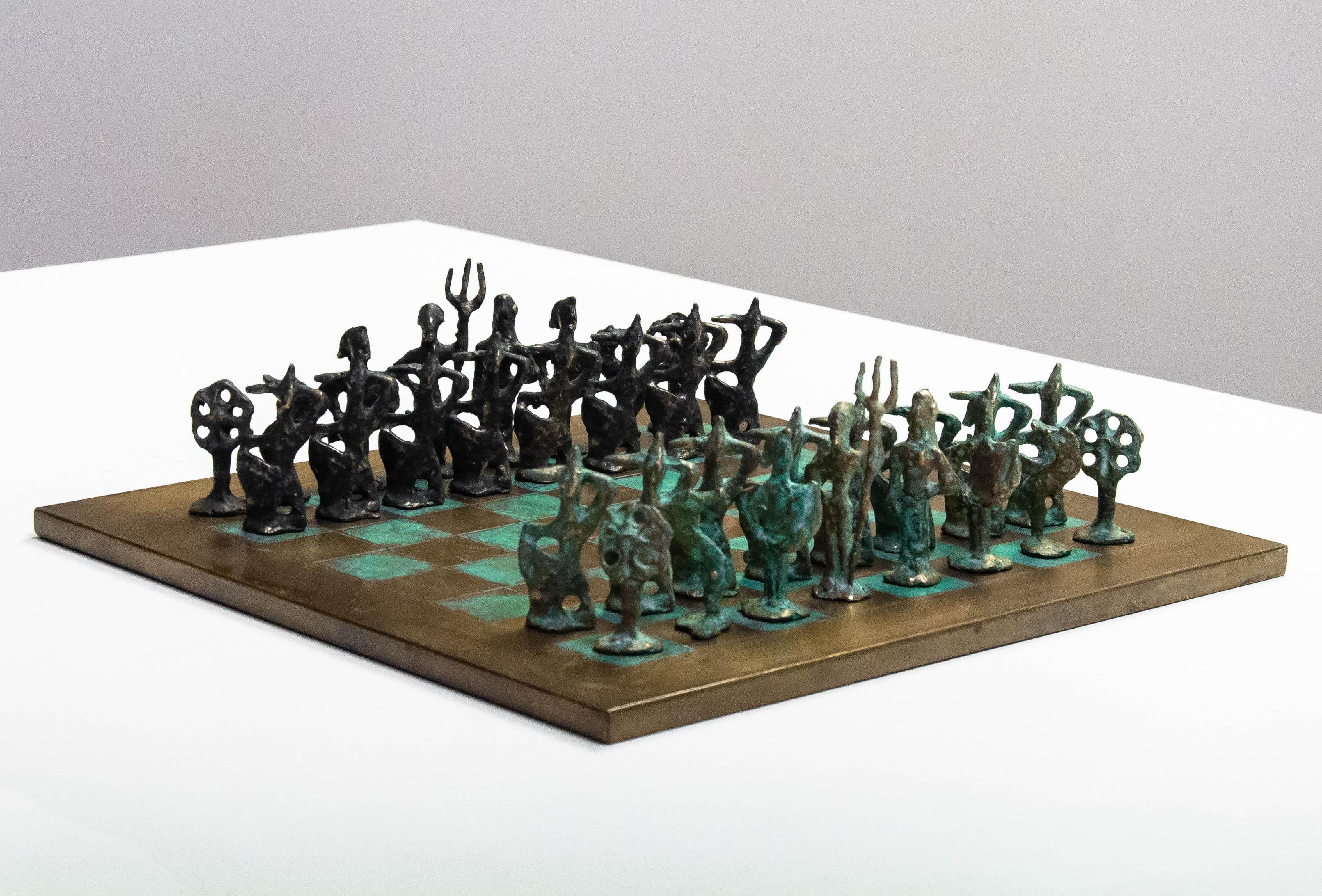 Wonderful vintage 1960s era artisan handcrafted bronze Brutalist / Modernist chess set in the style of Italian Alberto Giacometti. 
The hammered brass and copper board and the brass pieces itself show stunning patina, making this chess set even more