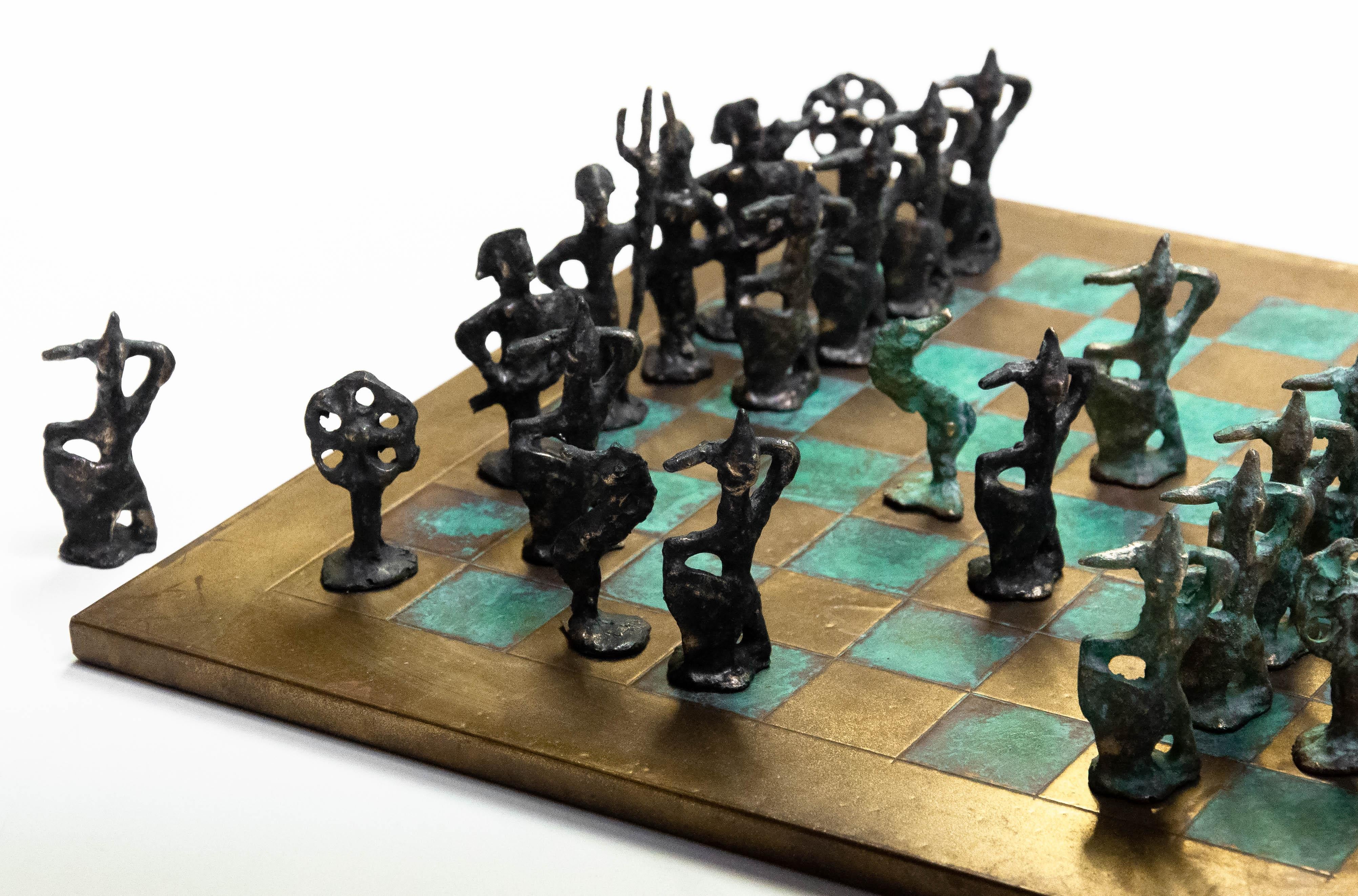 Italian 1960s Alberto Giacometti Inspired Brutalist Bronze Chess Set. Italy For Sale