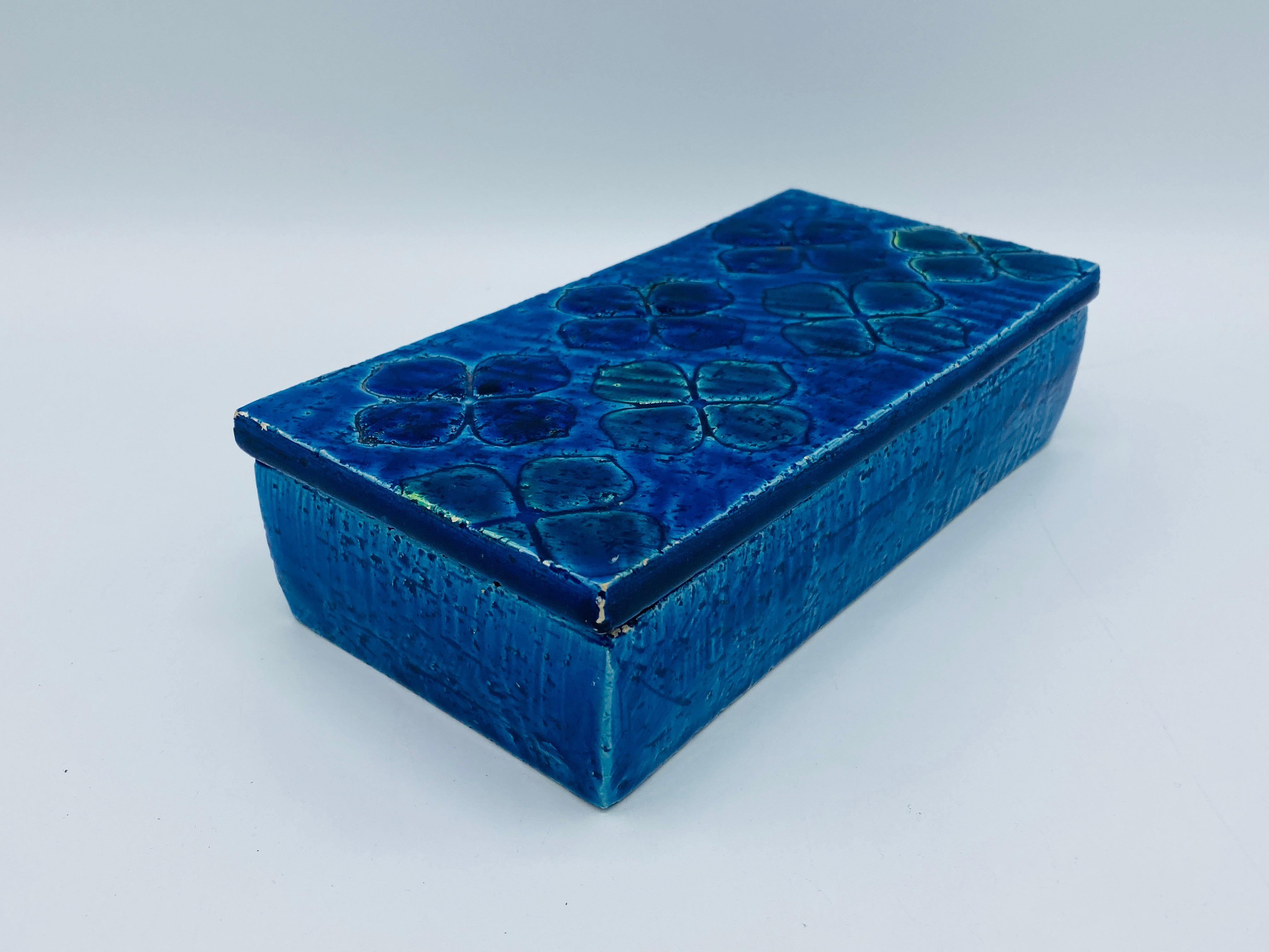 Offered is an absolutely stunning and extremely rare, 1960s Italian Aldo Londi for Bitossi 'Blue Rimini' clover lidded box. The piece has a beautiful, clover floral motif on the lid. There were only 20 of these created as samples for the Bitossi