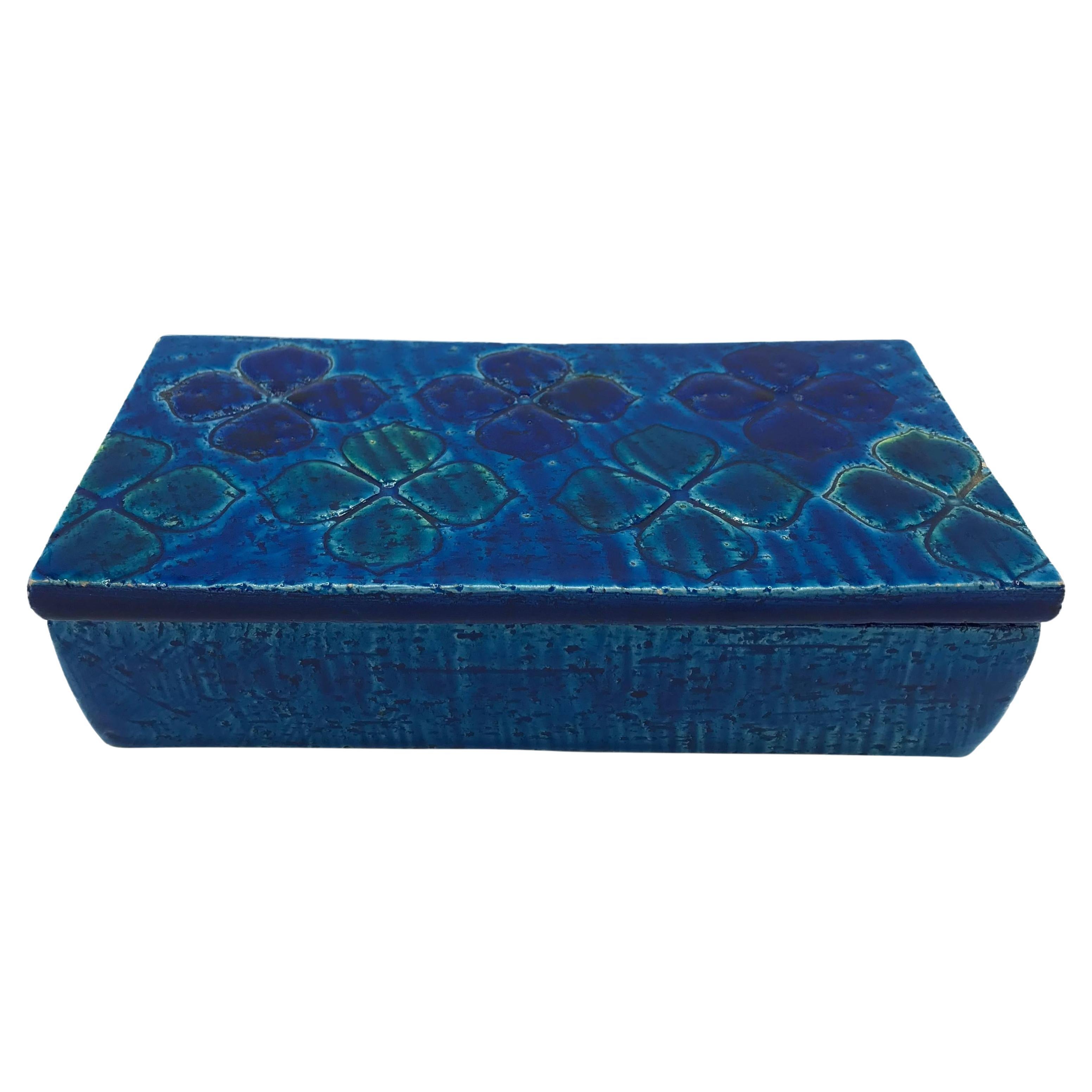 Angeboten wird eine absolut atemberaubende und extrem seltene, 1960er Jahre italienische Aldo Londi für Bitossi 'Blue Rimini' Klee-Deckeldose. Das Stück hat ein wunderschönes Kleeblumenmotiv auf dem Deckel. Es wurden nur 20 Exemplare als Muster für