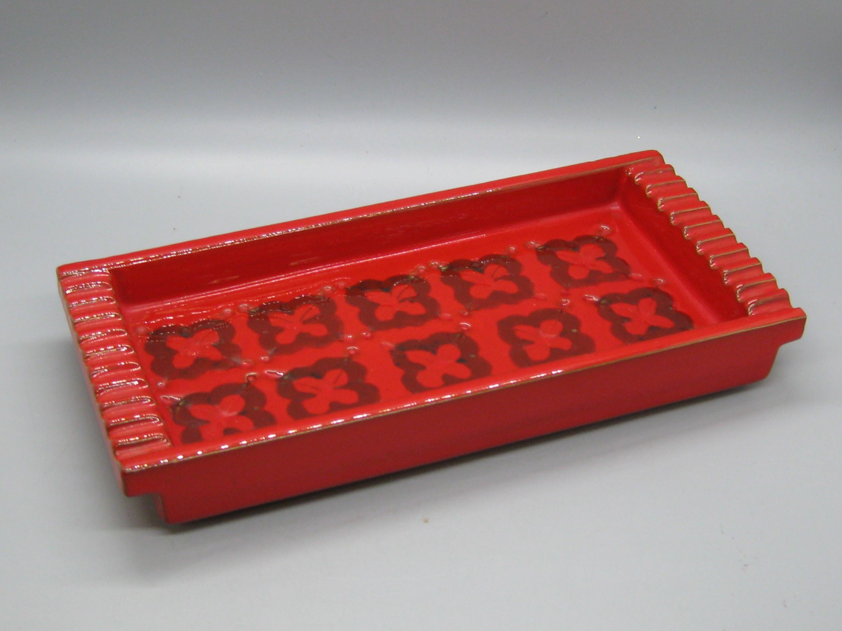 Wunderschöner roter Aschenbecher aus Keramik/Töpferware von Aldo Londi Bitossi, ca. 1960er Jahre. Sie wurde in Italien hergestellt und ist auf der Unterseite signiert. Scheint nie benutzt worden zu sein. Großartige abstrakte Form und Design.