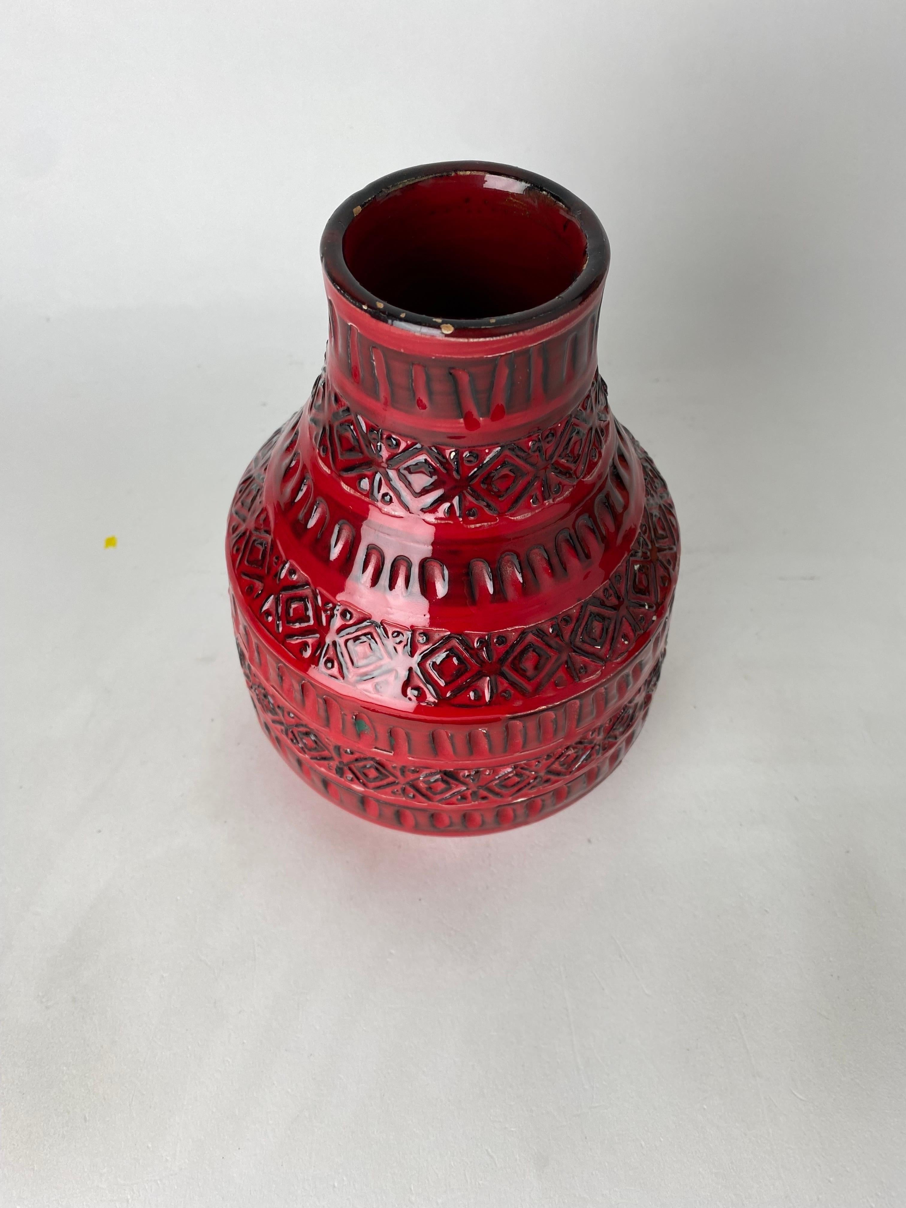 Schöne rote Vase aus den 1960er Jahren, deren Design und Gestaltung Aldo Londi und Bitossi zugeschrieben wird. Die Vase ist auf der Unterseite mit 