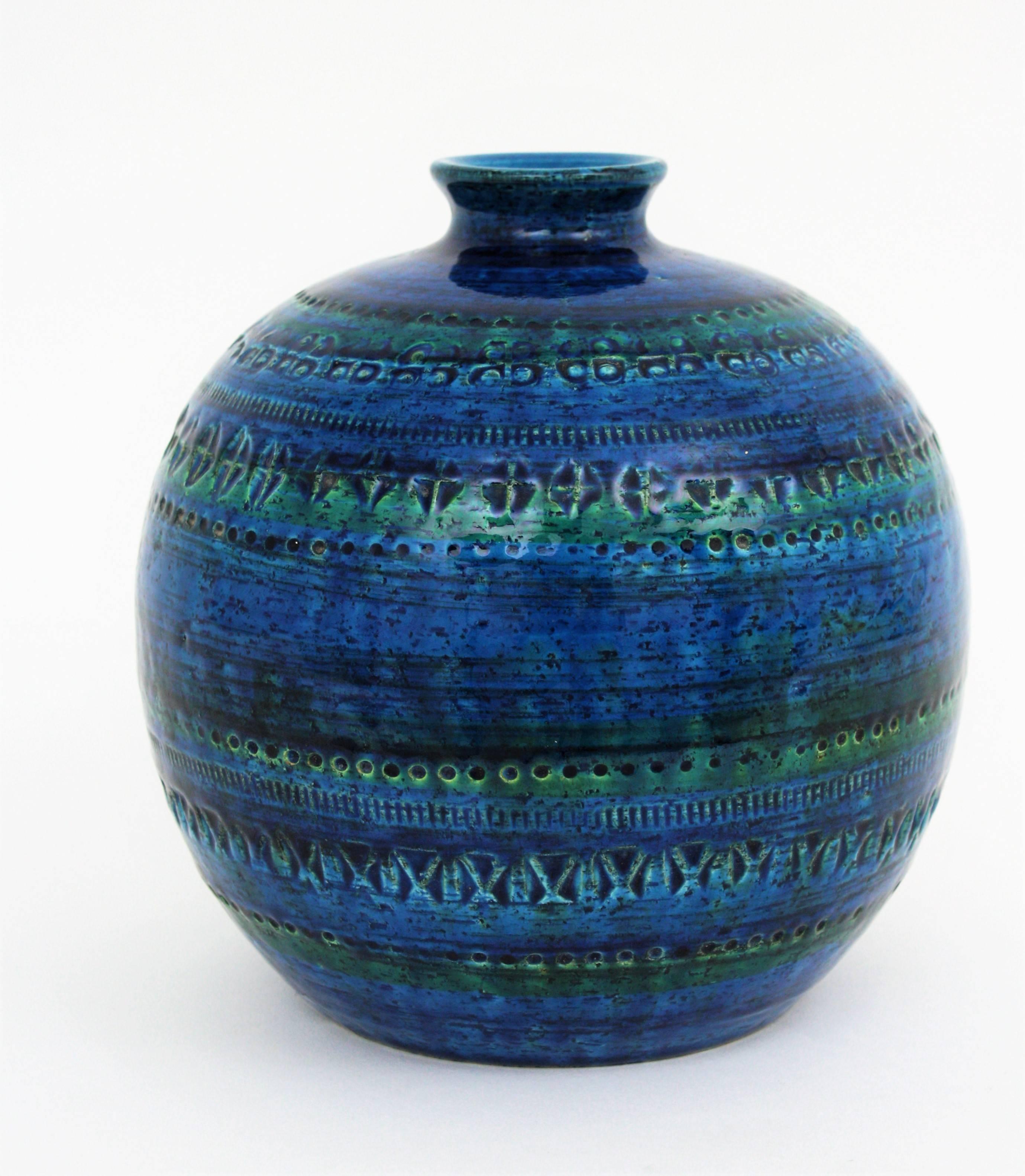 Eine schöne handgefertigte Rimini blaue kugelförmige Keramikvase:: entworfen von Aldo Londi und hergestellt von Bitossi. 
Blau glasierte Keramik mit eingravierten Mustern:: die den oberen und unteren Teil der Vase verzieren. Die wunderschönen