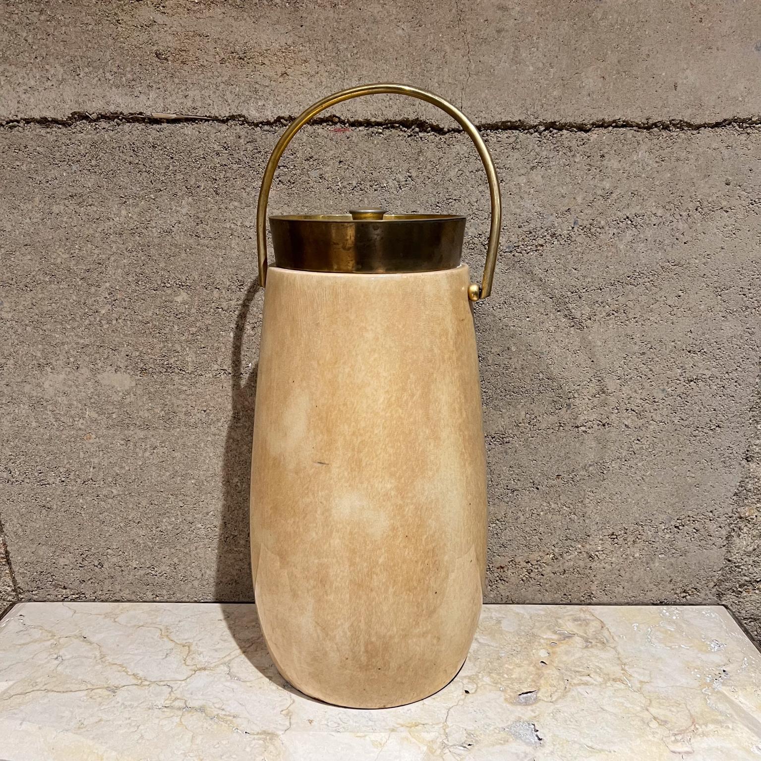 Secchiello per champagne alto degli anni '60 di Aldo Tura.
Pelle di capra con laccatura originale.
Coperchio originale in ottone. Etichetta regalata dal produttore. 
Linee moderne e pulite.
Prodotto in Italia 
20h con manico 15,5 h senza manico x