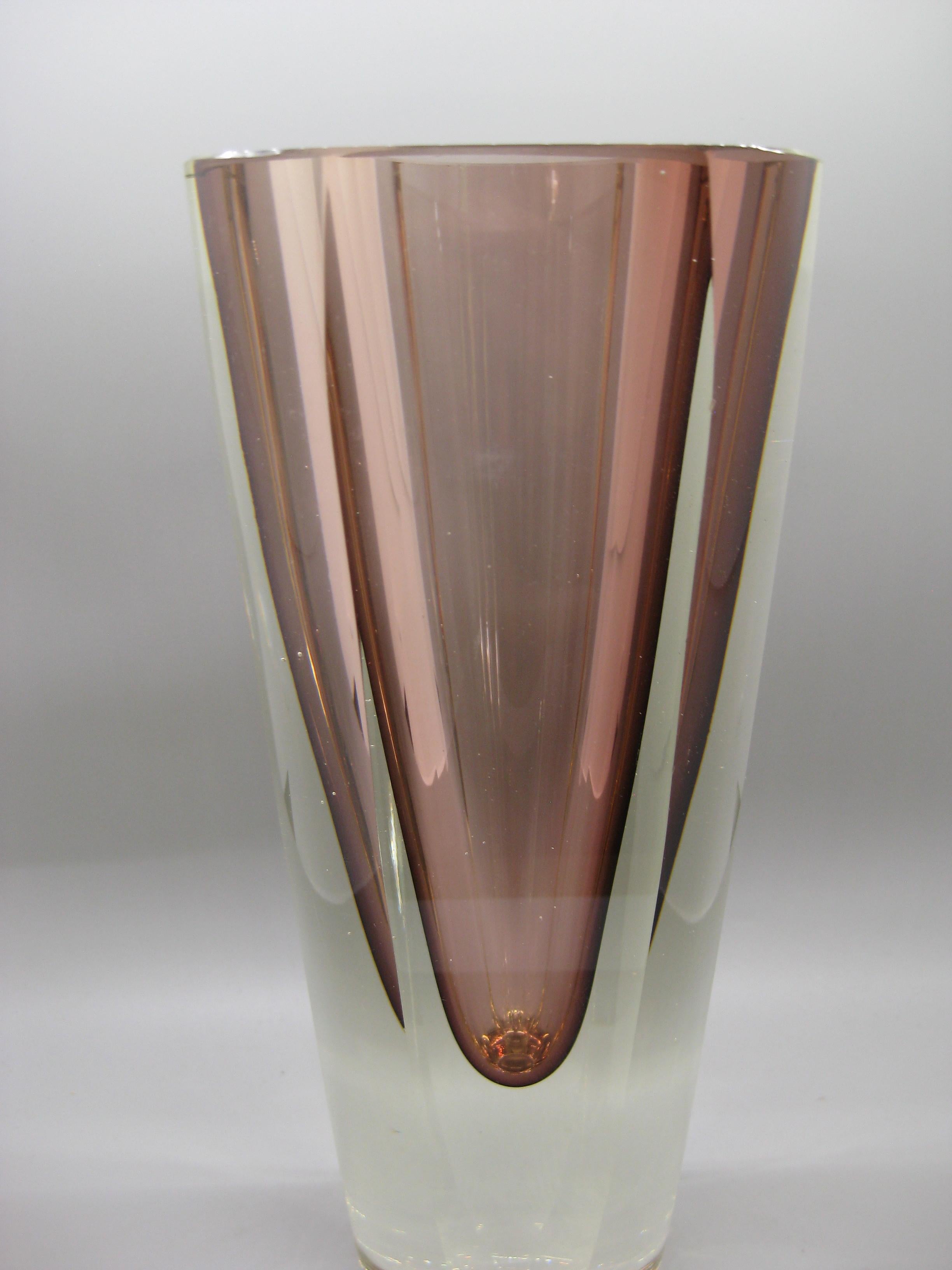 Precioso jarrón abstracto facetado de cristal artístico veneciano Murano Sommerso, diseñado por Alessandro Mandruzzato, hacia la década de 1960. Fabricado en Italia. Maravilloso color rosa en la parte interior sommerso. Gran forma y diseño. En muy