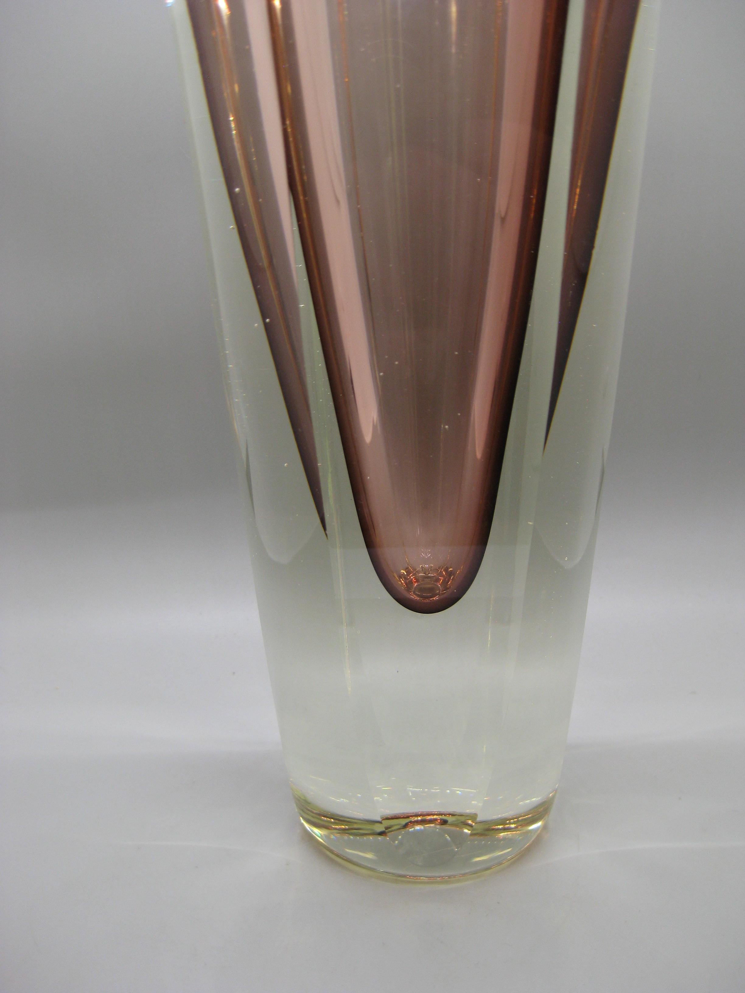 1960 Alessandro Mandruzzato Jarrón facetado veneciano de Murano Glass Sommerso 10 Italiano en venta