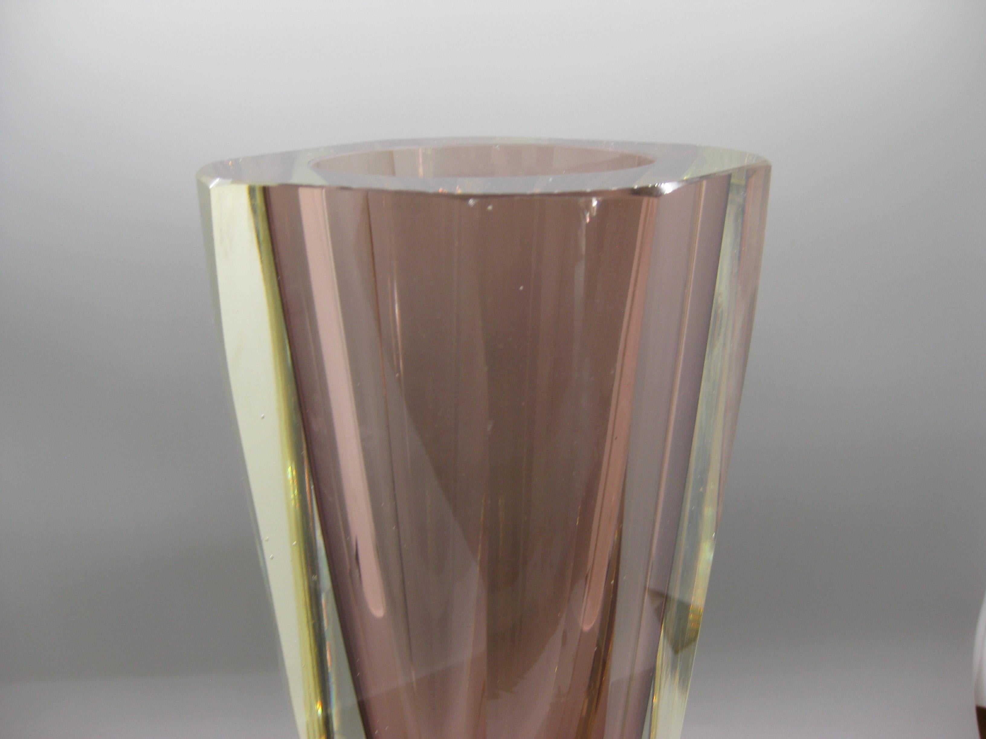 1960 Alessandro Mandruzzato Jarrón facetado veneciano de Murano Glass Sommerso 10 siglo XX en venta