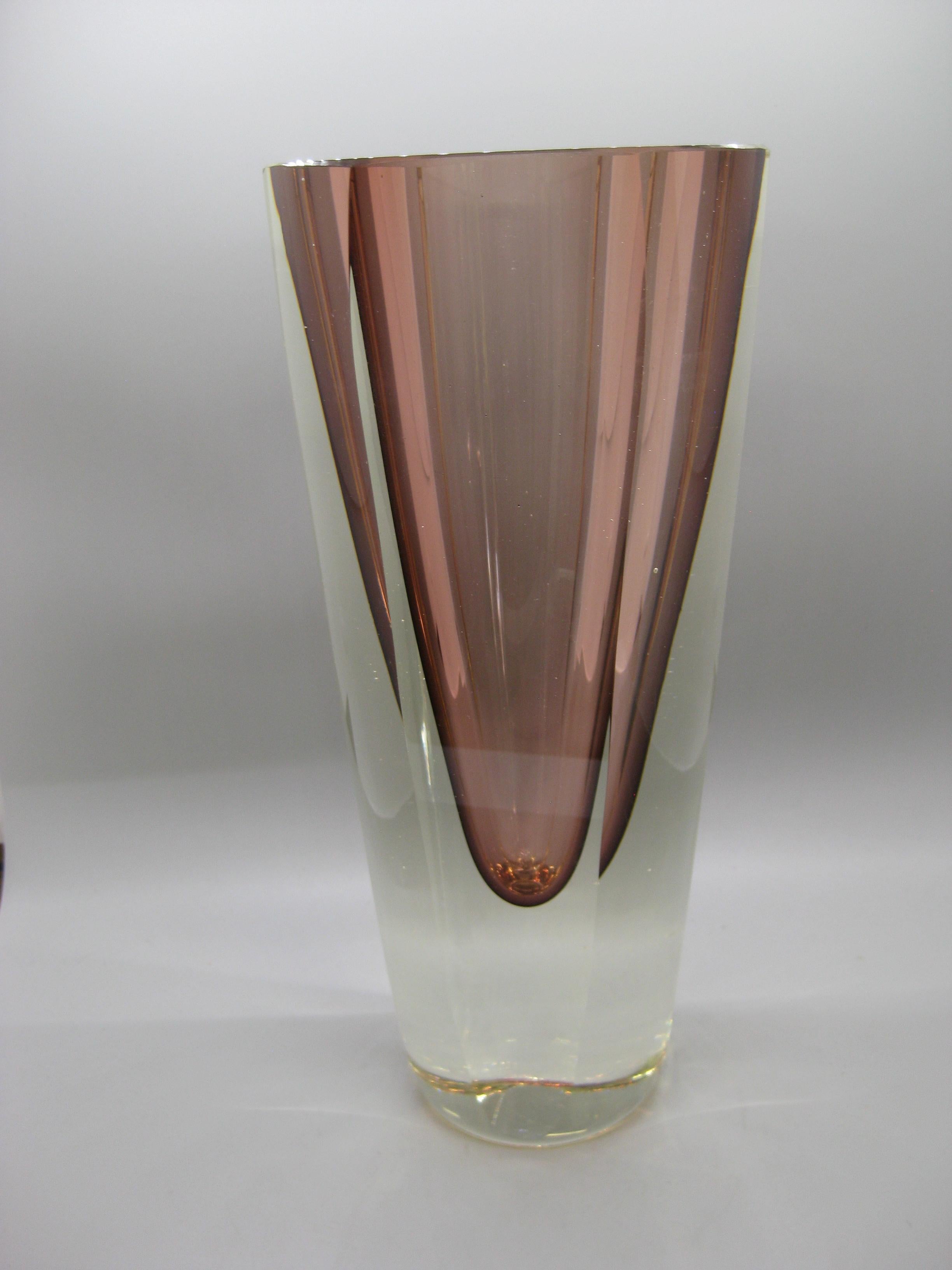 1960 Alessandro Mandruzzato Jarrón facetado veneciano de Murano Glass Sommerso 10 Vidrio artístico en venta