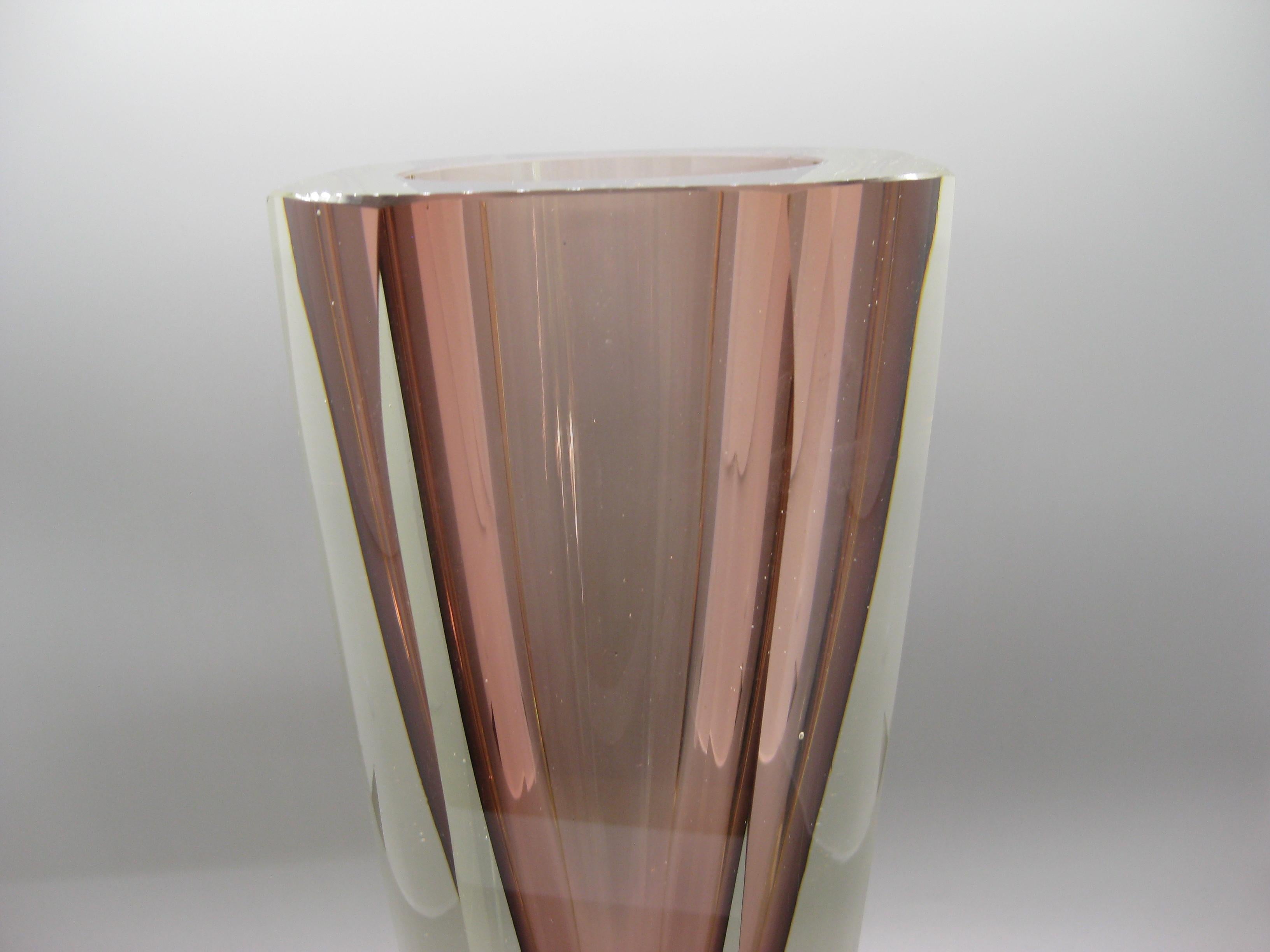 1960 Alessandro Mandruzzato Jarrón facetado veneciano de Murano Glass Sommerso 10 en venta 1