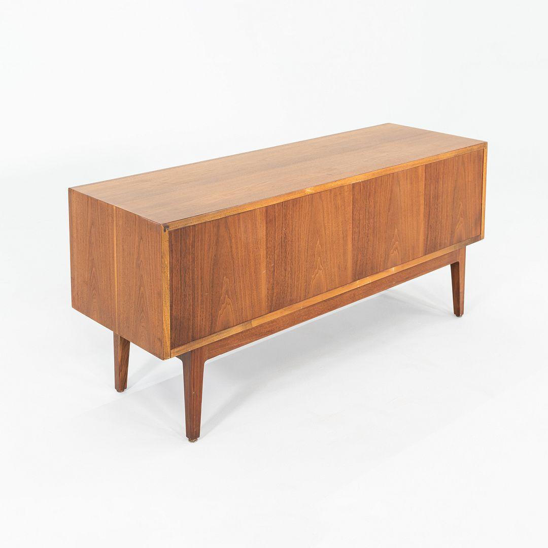 1960 Alexis Yermakov pour Stow & Davis Crédence à trois postes en noyer en vente 3