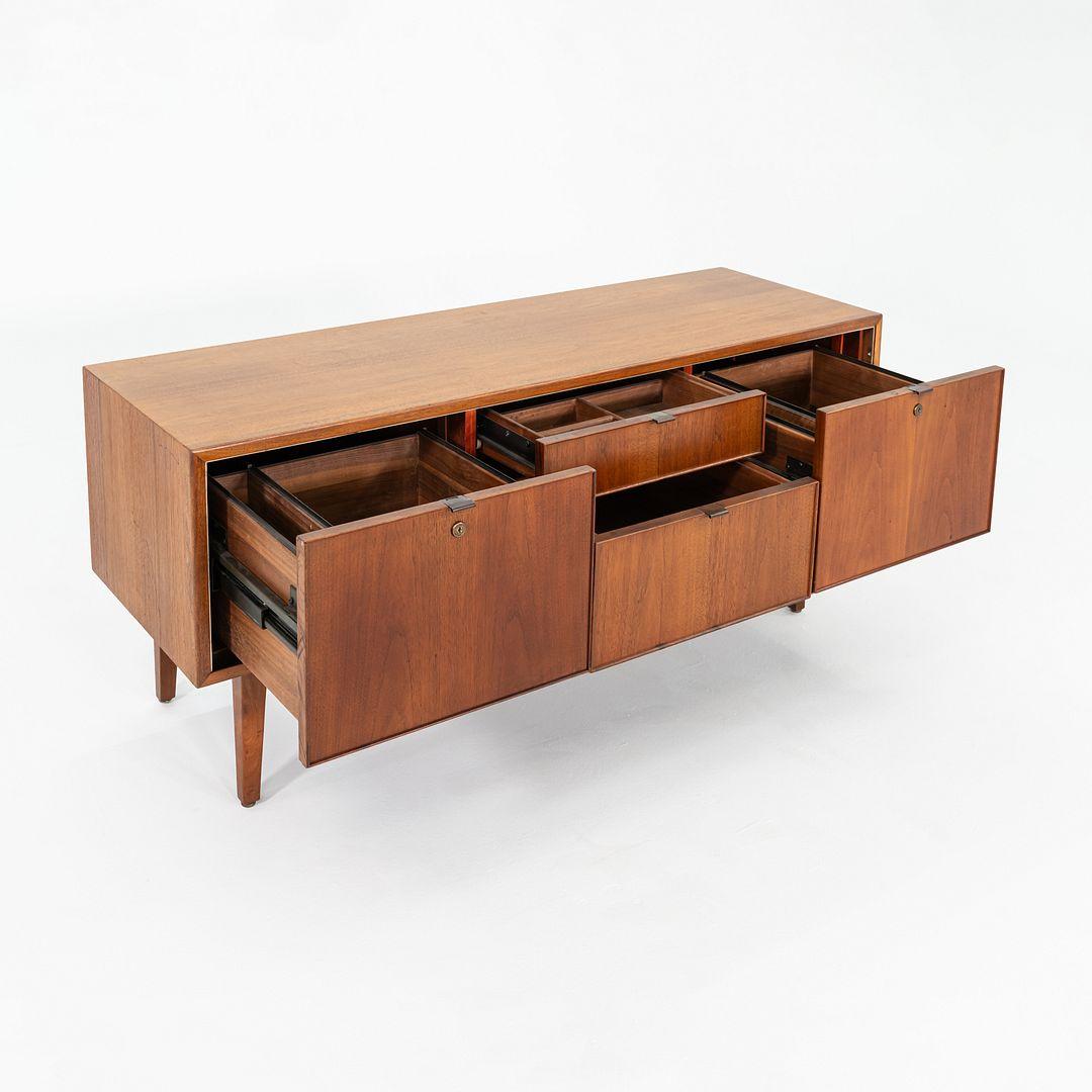 1960 Alexis Yermakov pour Stow & Davis Crédence à trois postes en noyer en vente 5