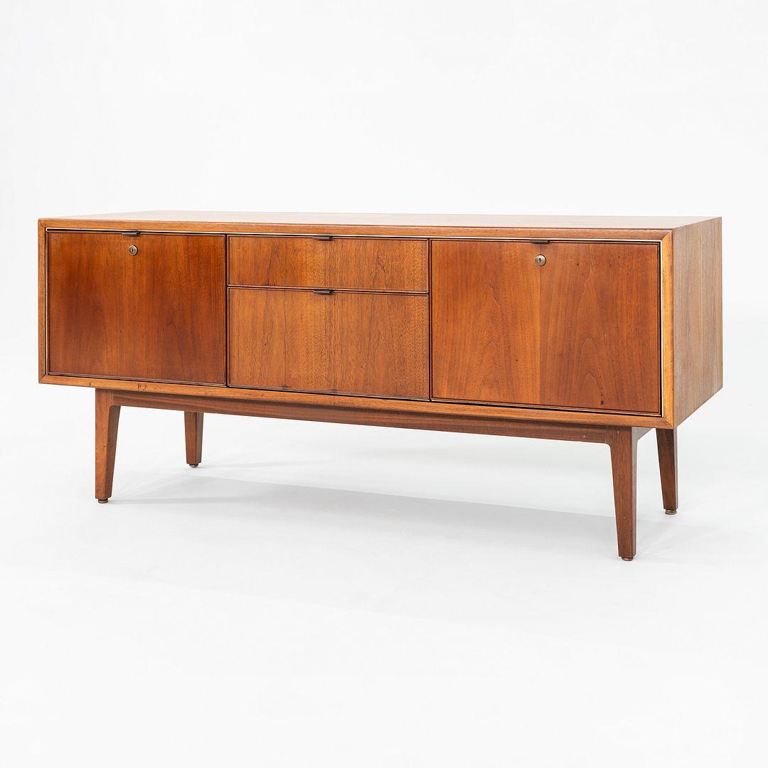 Il s'agit d'une crédence moderne à trois positions en noyer, conçue par Alexis Yermakov pour Stow Davis dans les années 1960. Le corps de la crédence a une façade en placage de noyer, et la garniture de la pièce est en aluminium. Il offre un grand