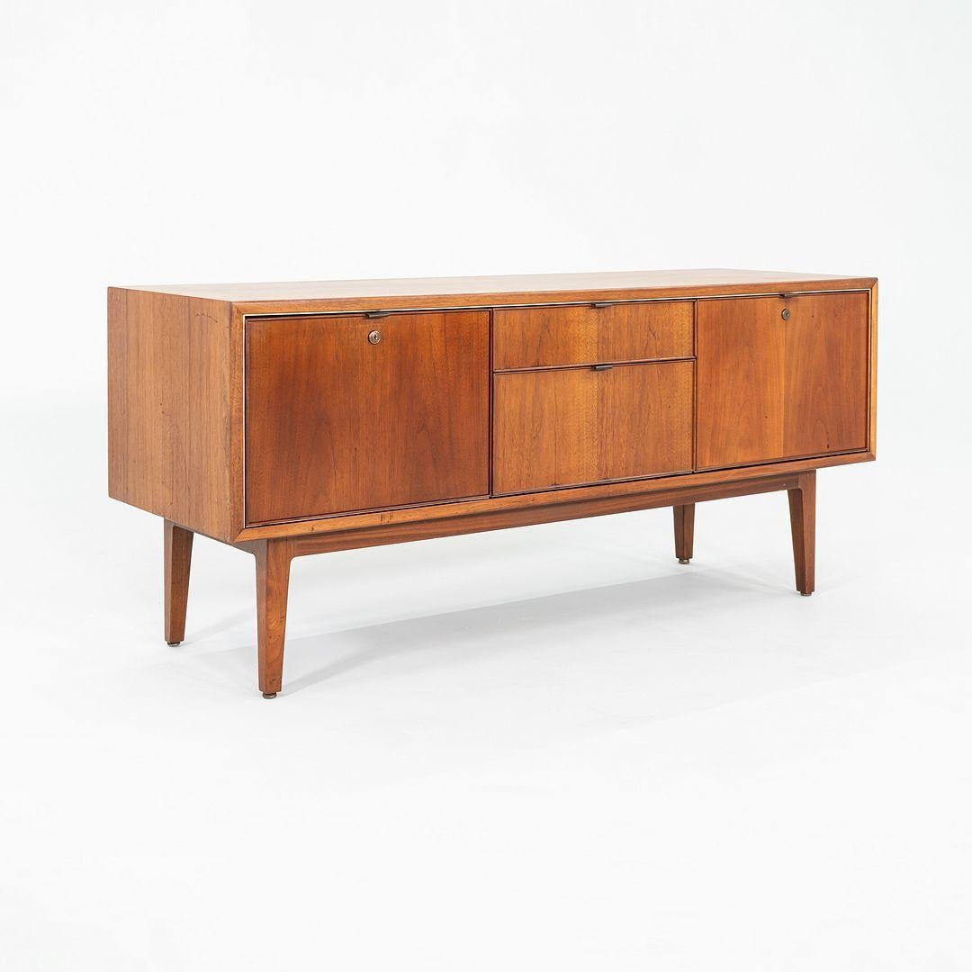 Moderne 1960 Alexis Yermakov pour Stow & Davis Crédence à trois postes en noyer en vente