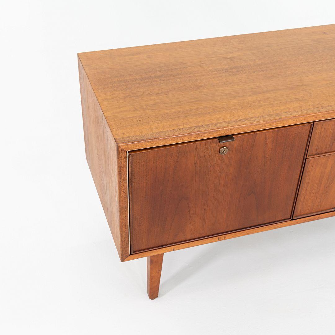 1960 Alexis Yermakov pour Stow & Davis Crédence à trois postes en noyer Bon état - En vente à Philadelphia, PA