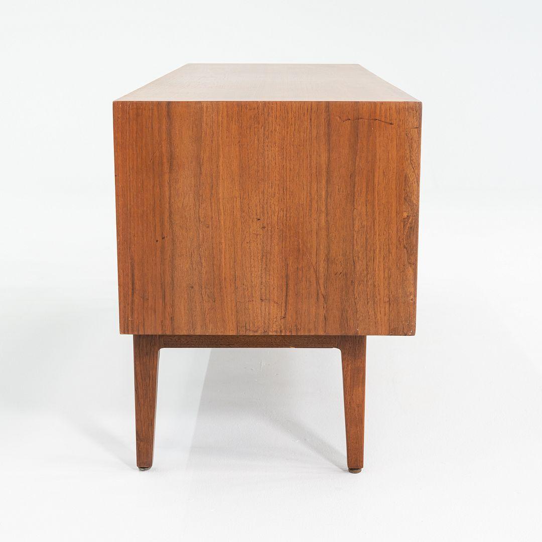 Milieu du XXe siècle 1960 Alexis Yermakov pour Stow & Davis Crédence à trois postes en noyer en vente