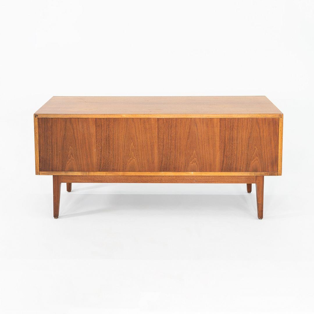 1960 Alexis Yermakov pour Stow & Davis Crédence à trois postes en noyer en vente 1