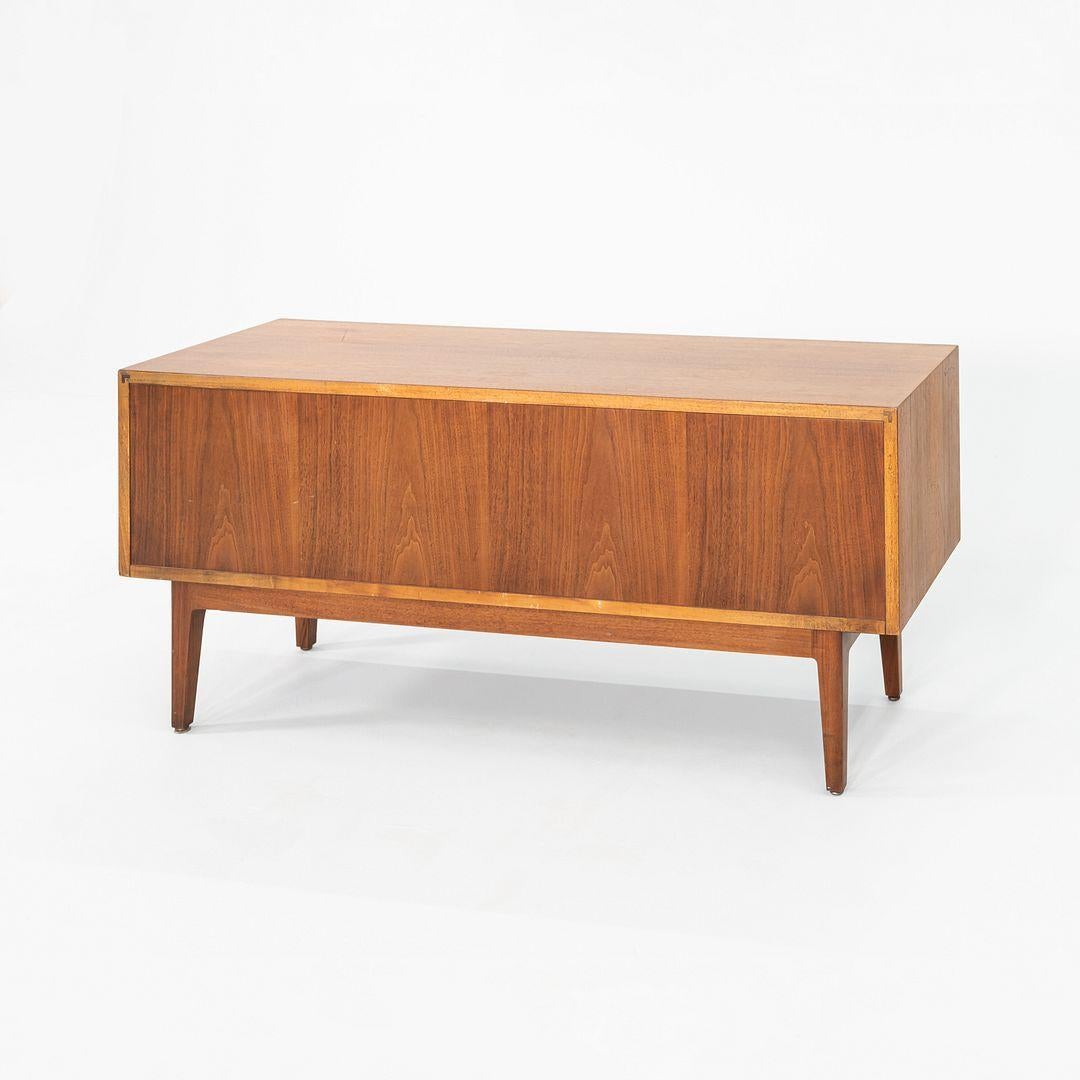 1960 Alexis Yermakov pour Stow & Davis Crédence à trois postes en noyer en vente 2