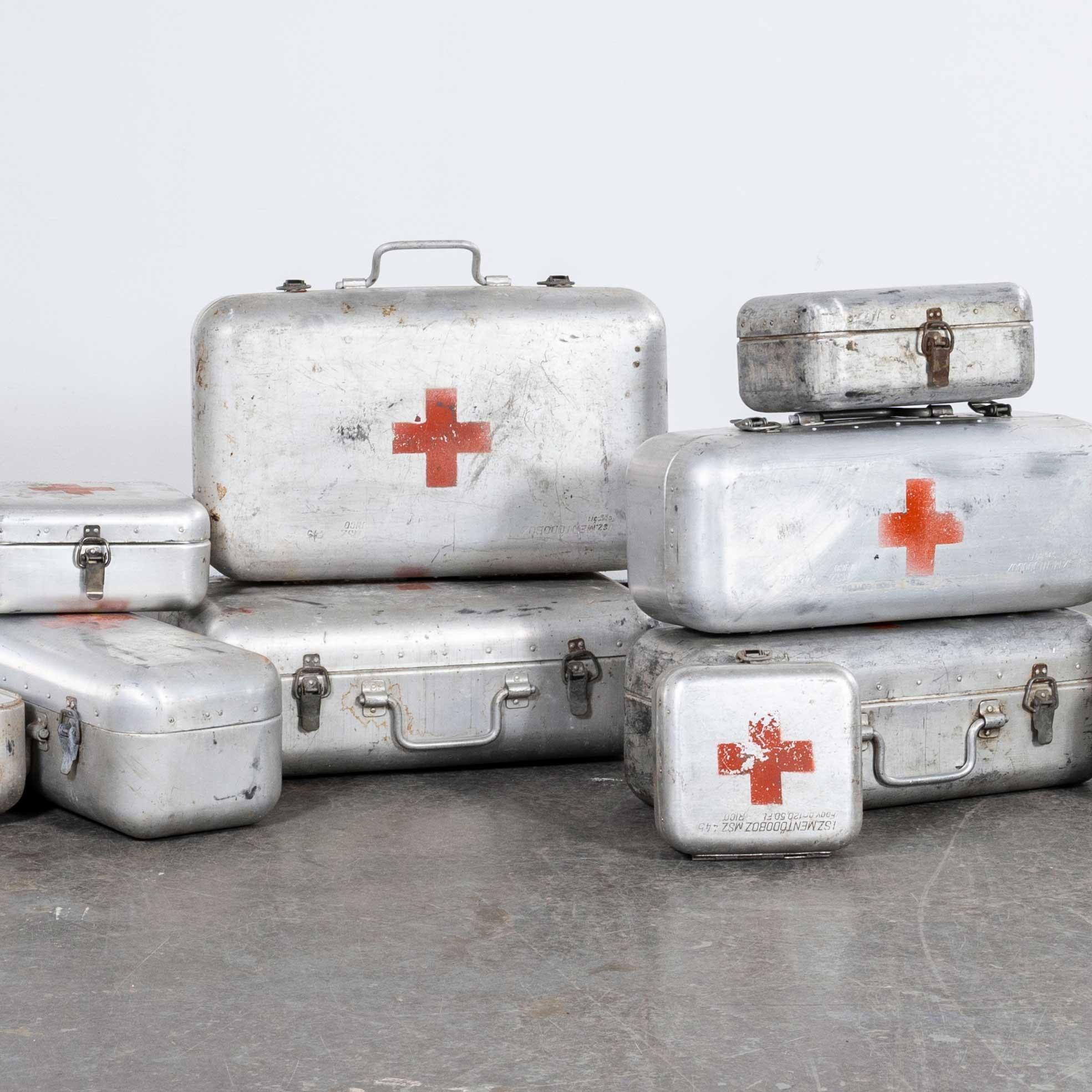 Boîte à rations de survie de la Croix-Rouge en aluminium des années 1960 en vente 4