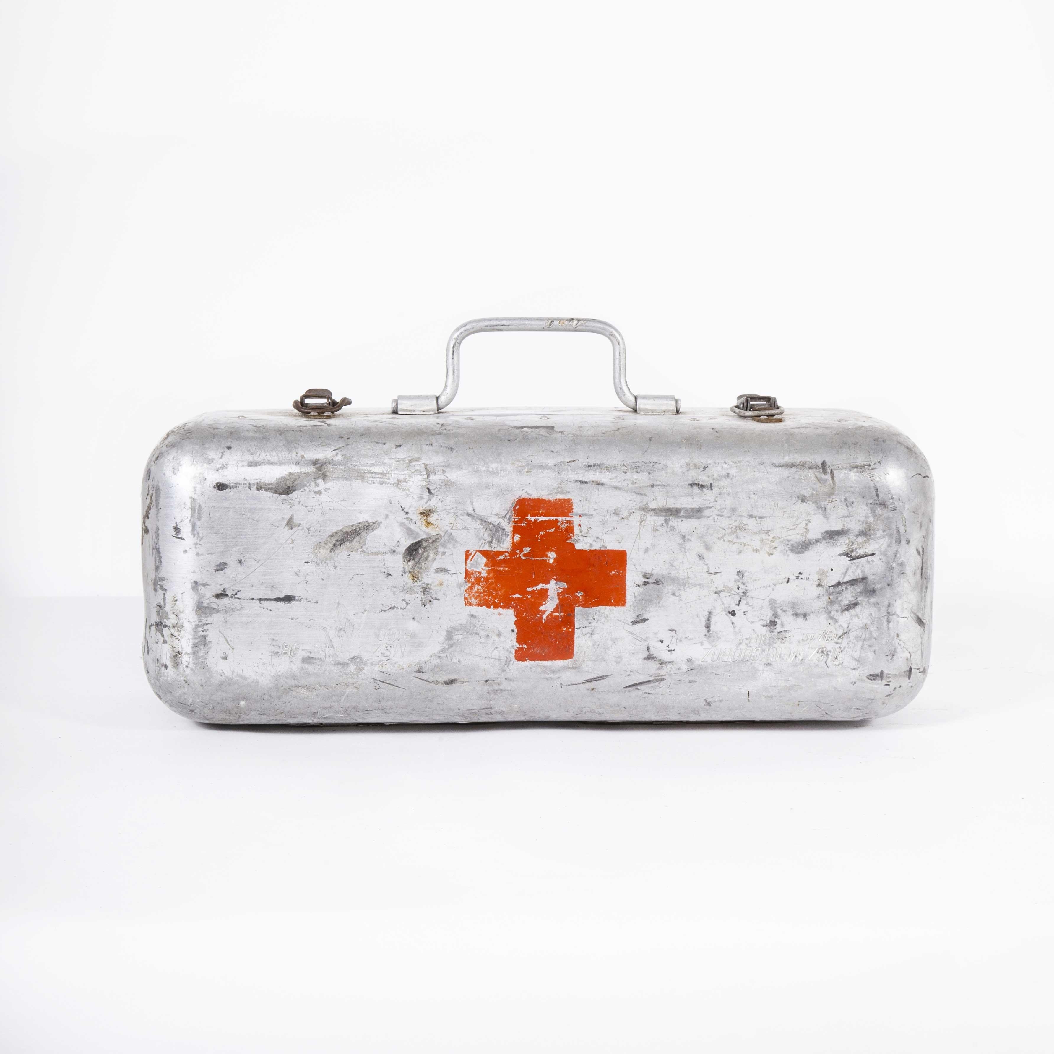 Boîte à rations de survie de la Croix-Rouge en aluminium des années 1960 en vente 2