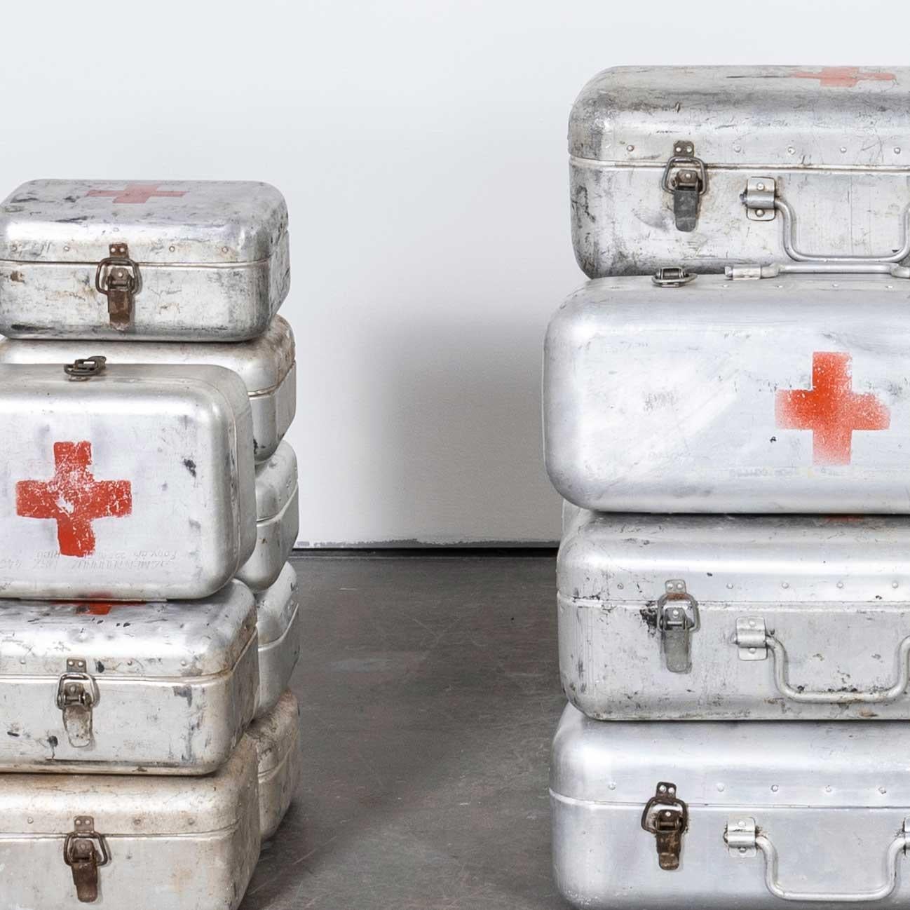 Boîte à rations de survie de la Croix-Rouge en aluminium des années 1960 en vente 5