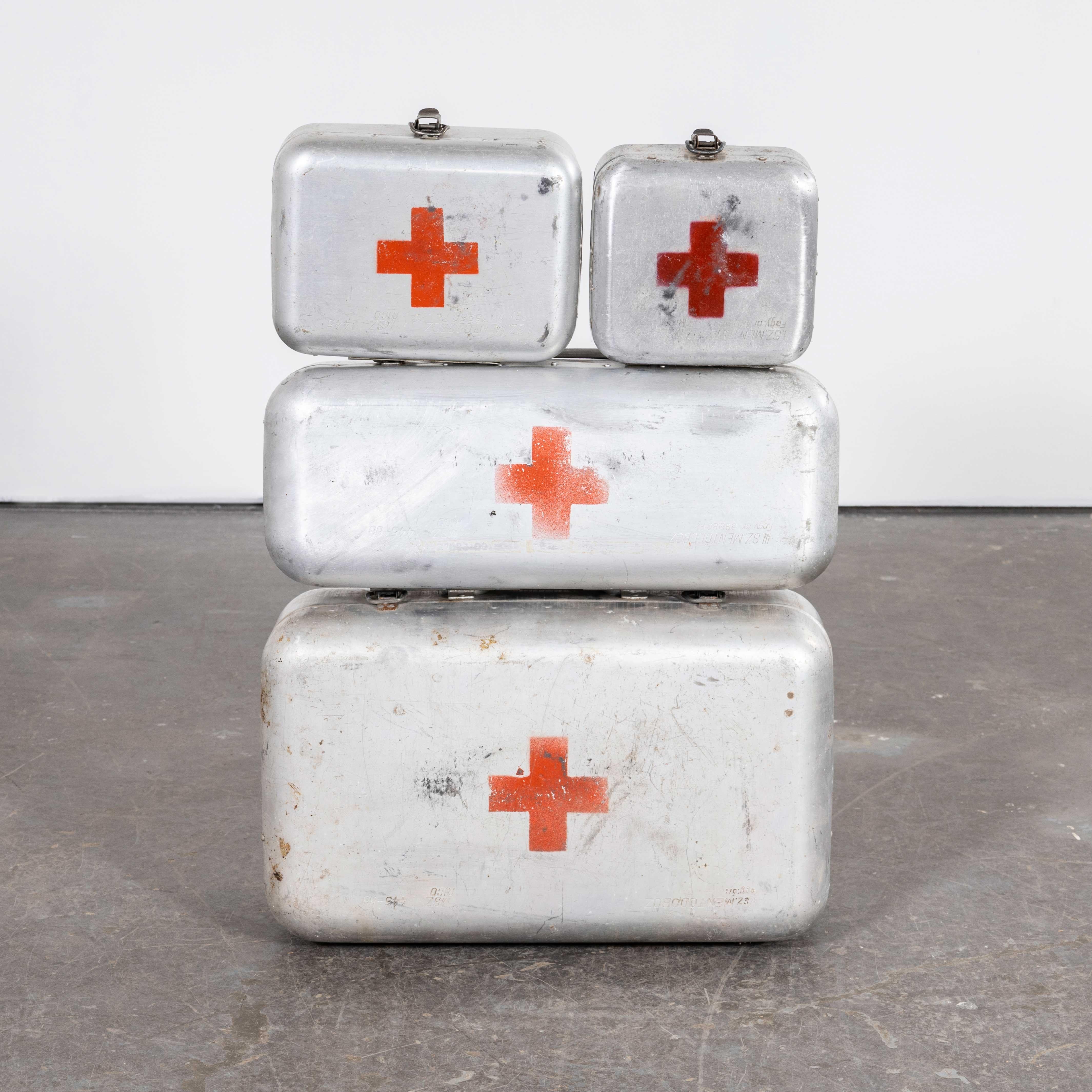 Boîte à rations de survie de la Croix-Rouge en aluminium des années 1960 en vente 6
