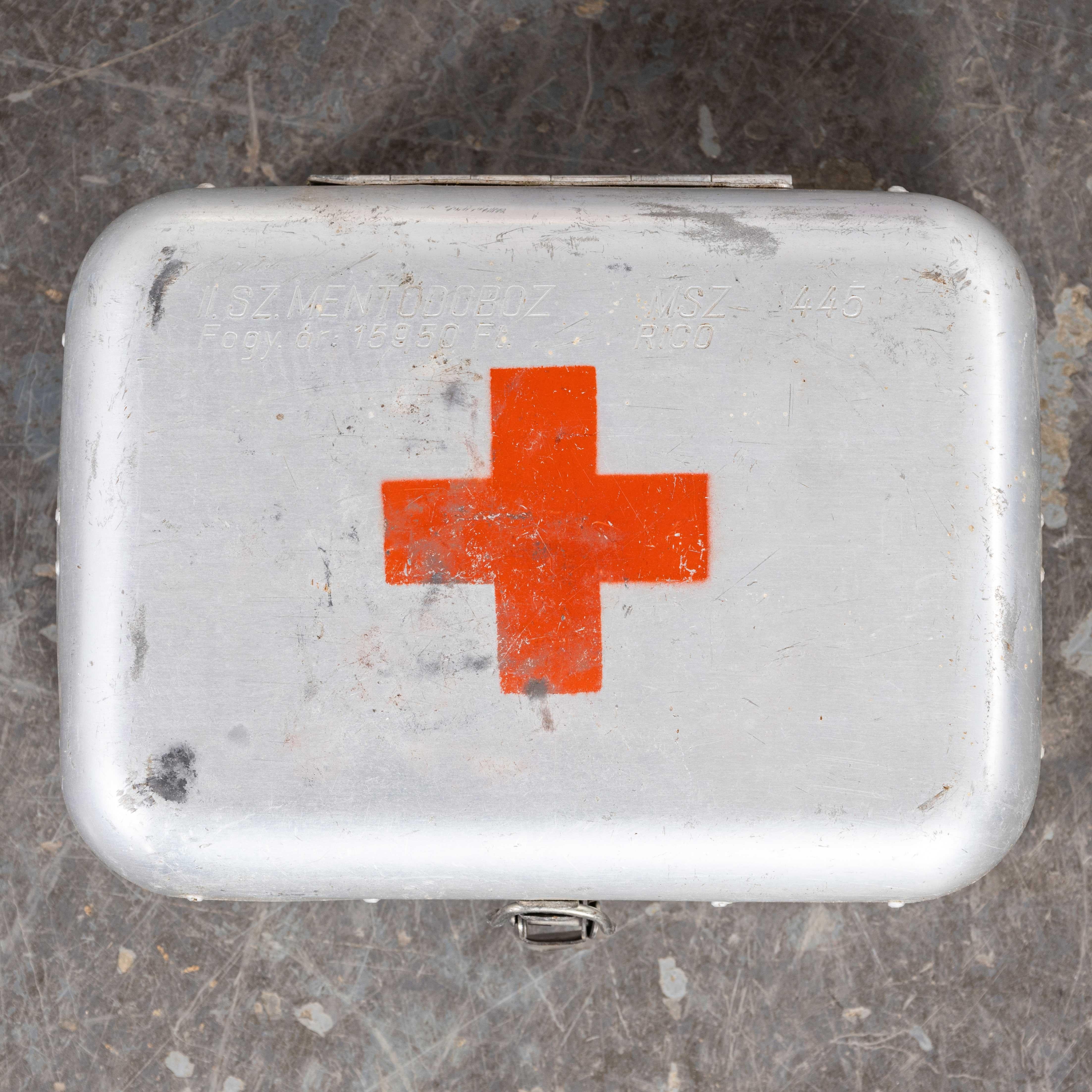 Boîte à rations de survie de la Croix-Rouge en aluminium des années 1960 en vente 7
