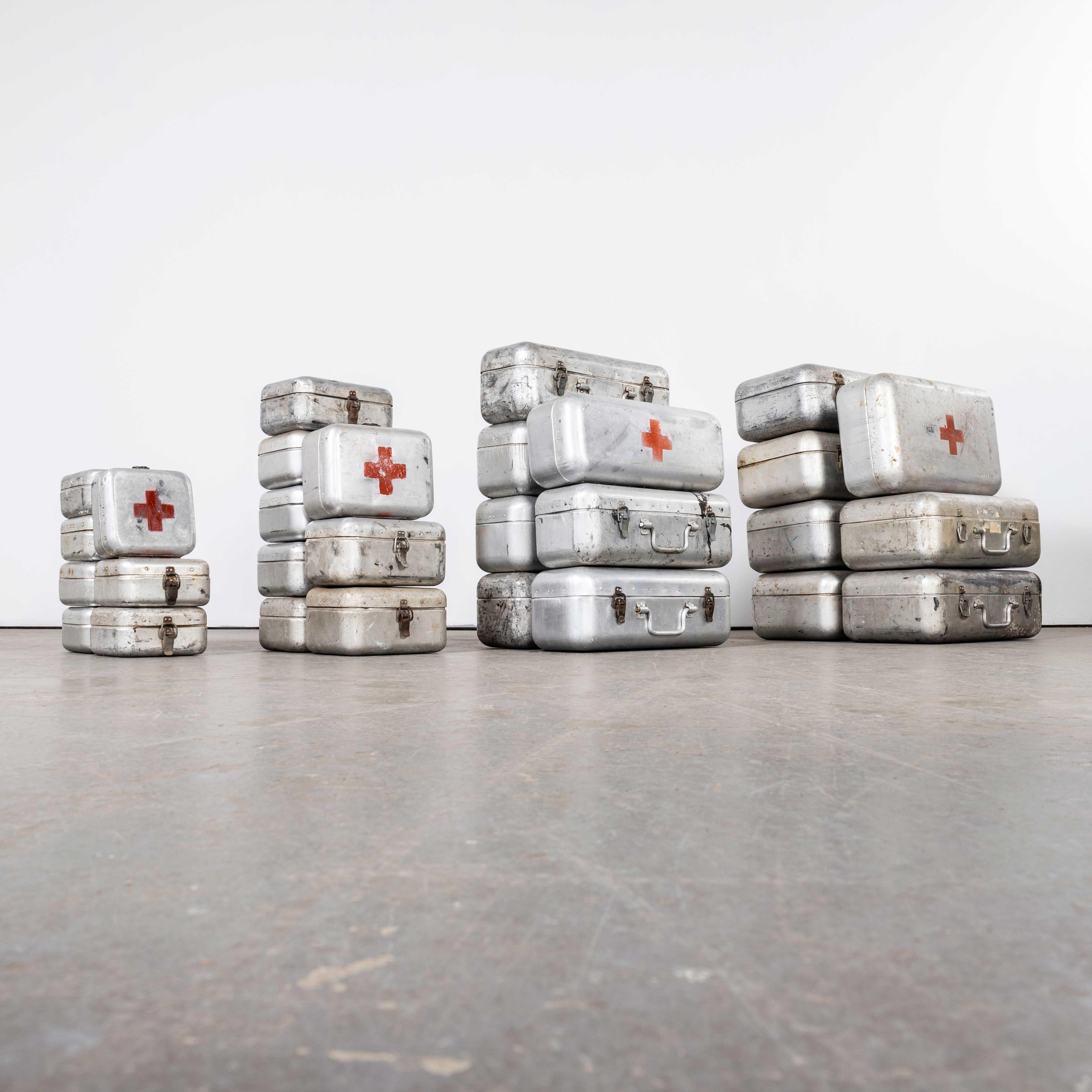 Boîte à rations de survie de la Croix-Rouge en aluminium des années 1960 en vente 9