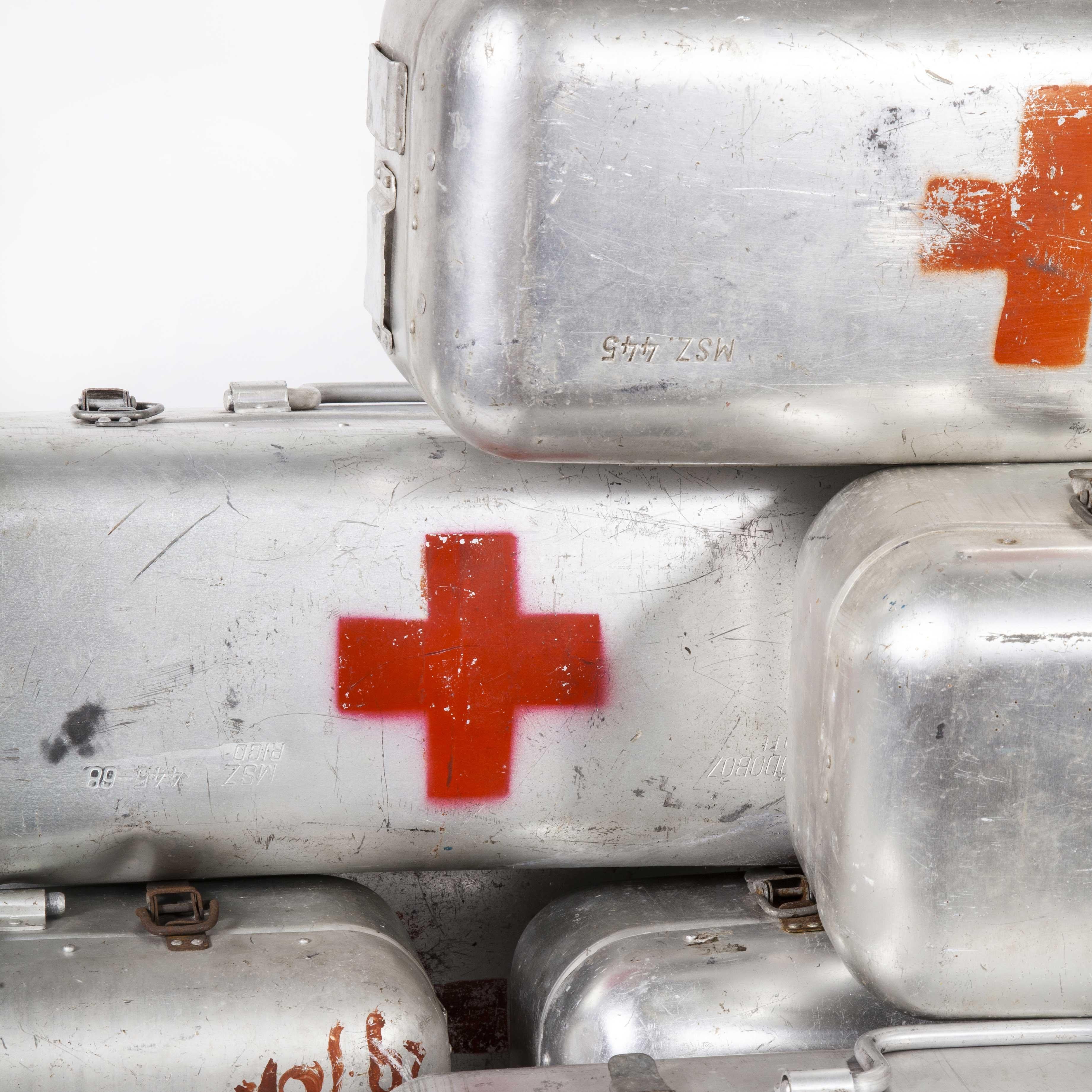 Inconnu Boîte à rations de survie de la Croix-Rouge en aluminium des années 1960 en vente