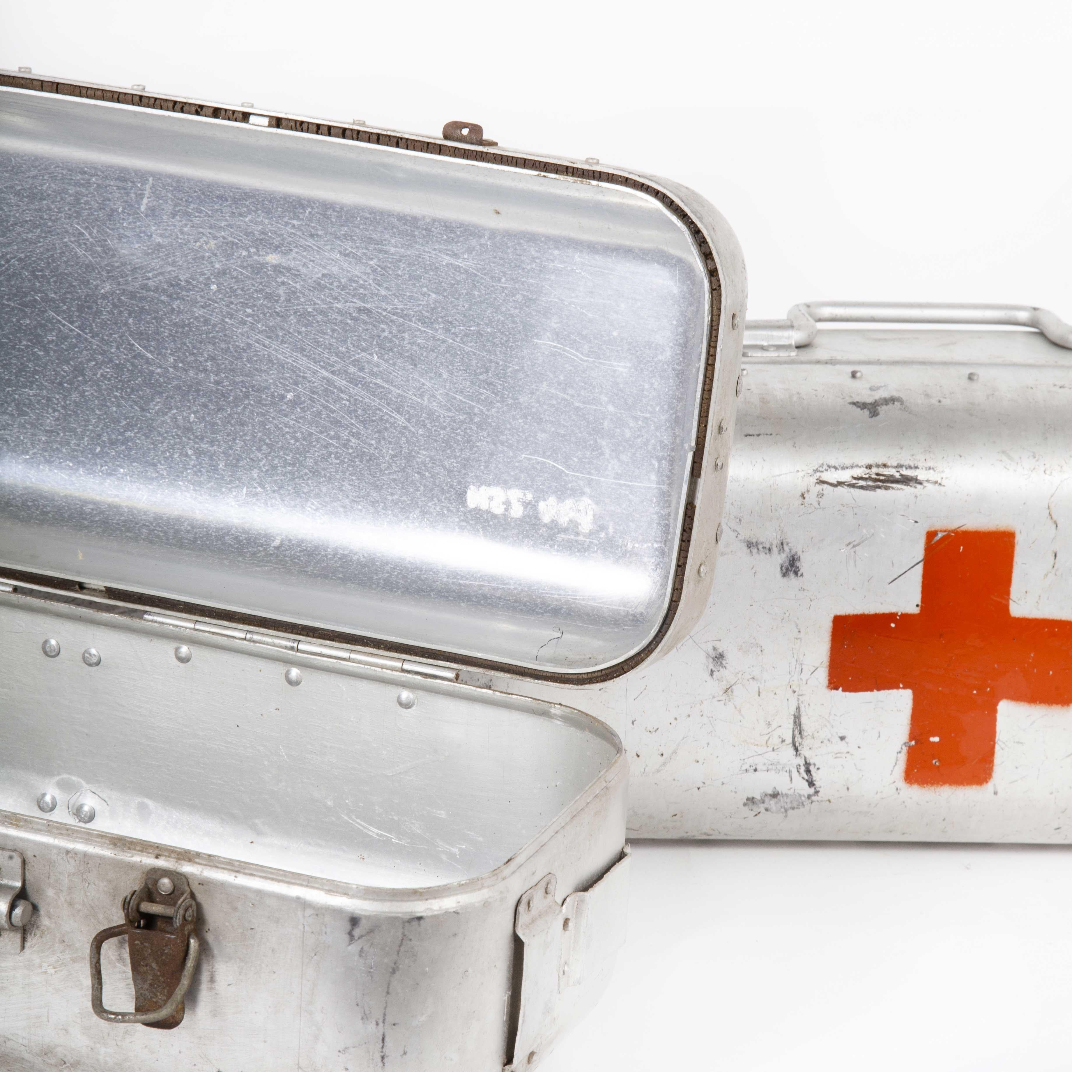 Boîte à rations de survie de la Croix-Rouge en aluminium des années 1960 en vente 1