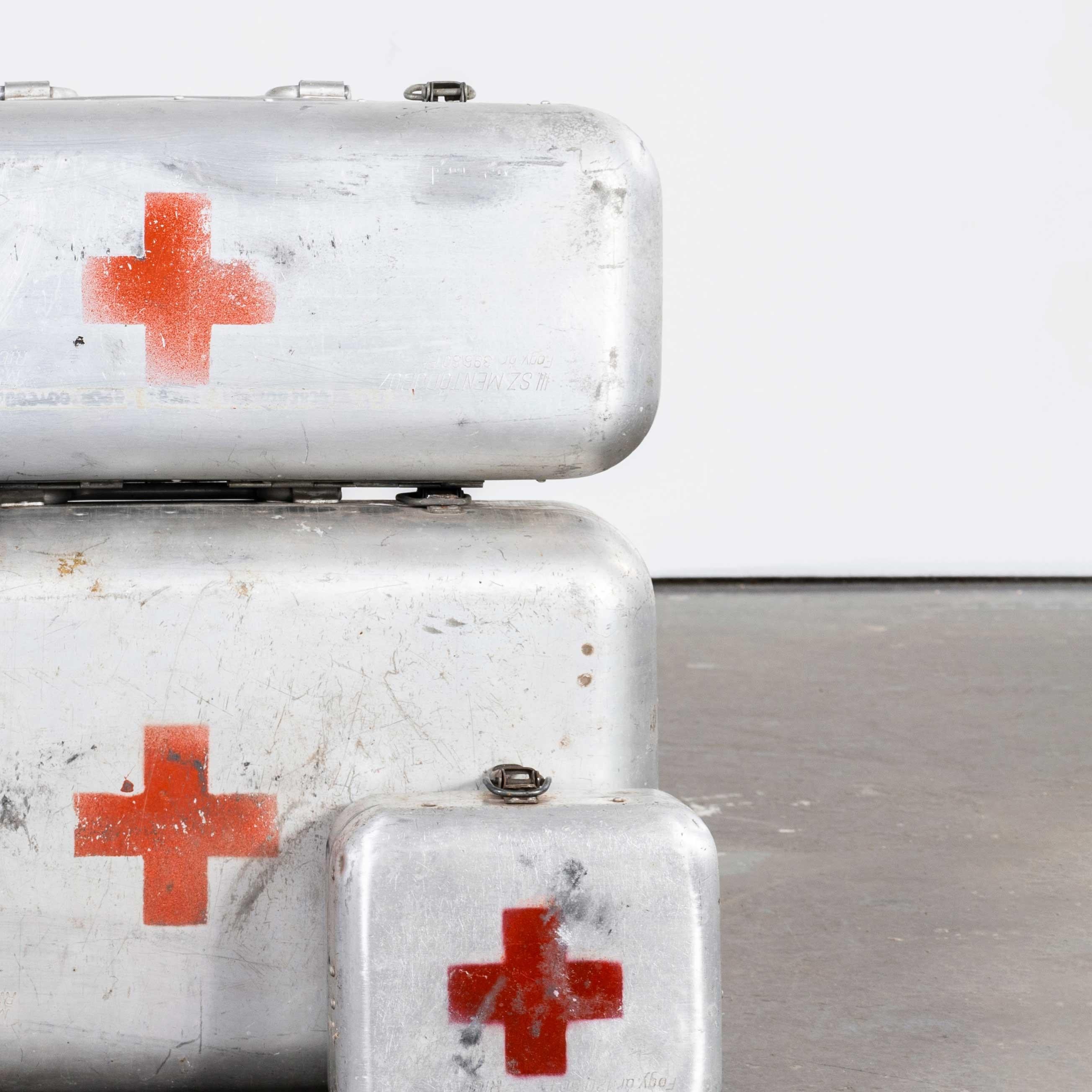 Boîte à rations de survie de la Croix-Rouge en aluminium des années 1960 en vente 3