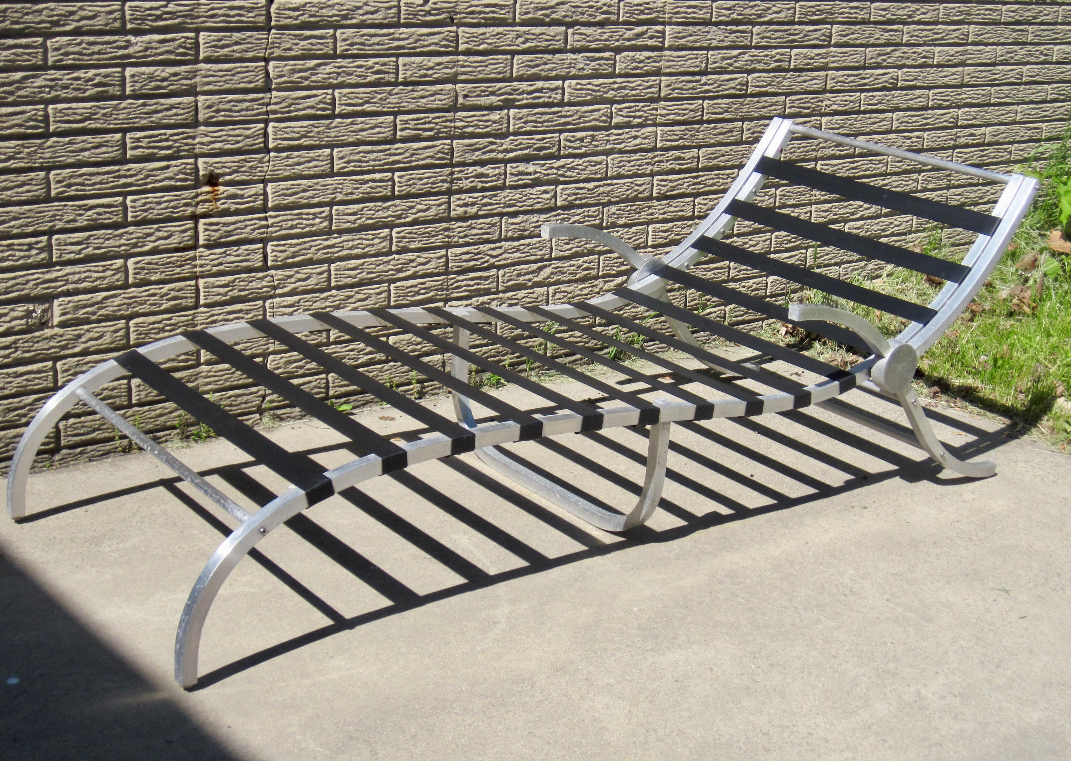 1960s Aluminum Framed Webbed Palm Springs Poolside Chaise Lounge In Good Condition For Sale In Ferndale, MI