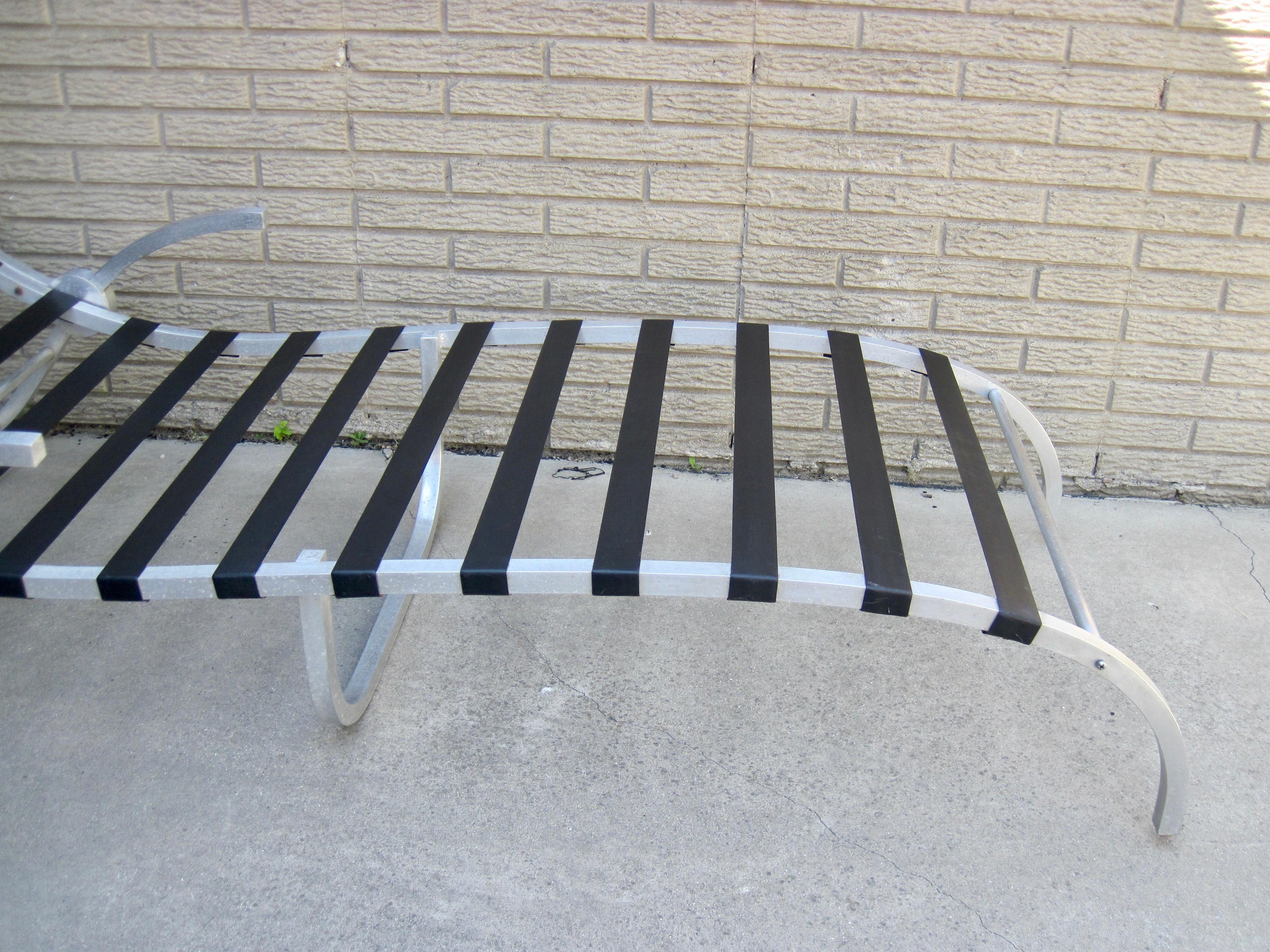 Aluminium Fauteuil de jardin à sangles encadré en aluminium Palm Springs des années 1960 en vente