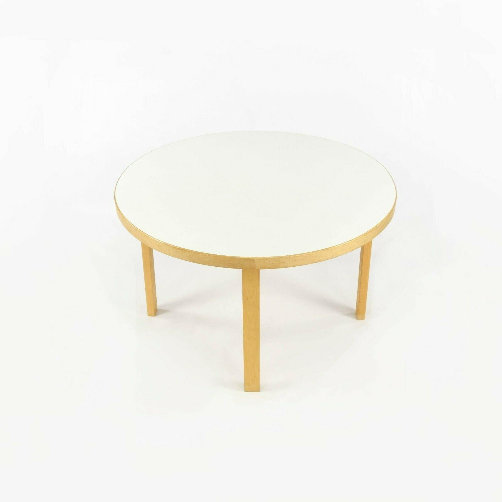 Milieu du XXe siècle Alvar Aalto pour Artek, table d'appoint ou pour enfants ou d'appoint en stratifié blanc des années 1960 en vente