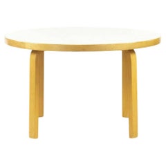 Alvar Aalto pour Artek, table d'appoint ou pour enfants ou d'appoint en stratifié blanc des années 1960