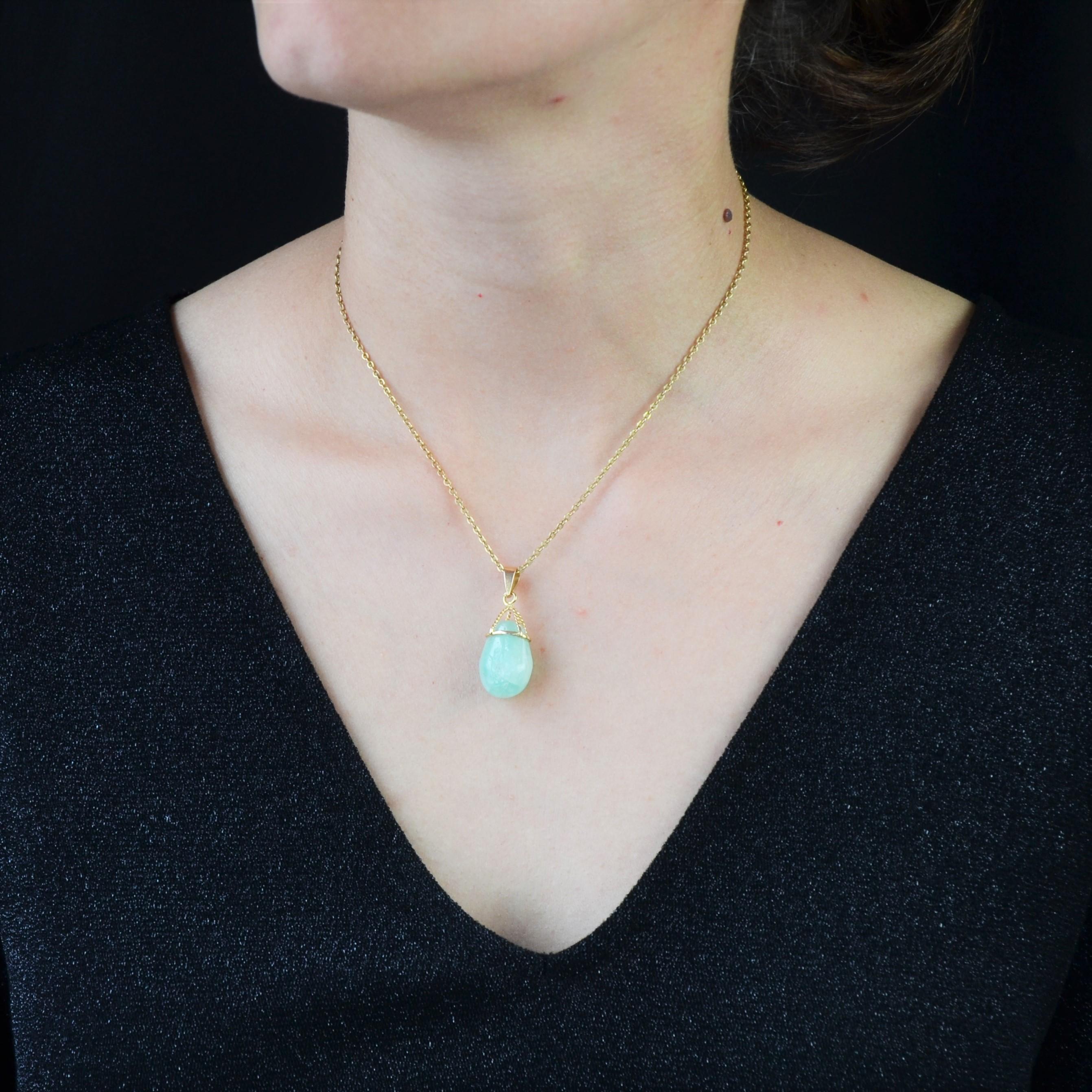Pendant in 18 karat yellow gold.
This twisted yellow gold pendant holds an amazonite in the shape of an egg.
Total height : 3,3 cm, width at the widest : 13,7 mm, thickness at the widest : 10,3 mm approximately.
Total weight of the jewel : 5,1 g