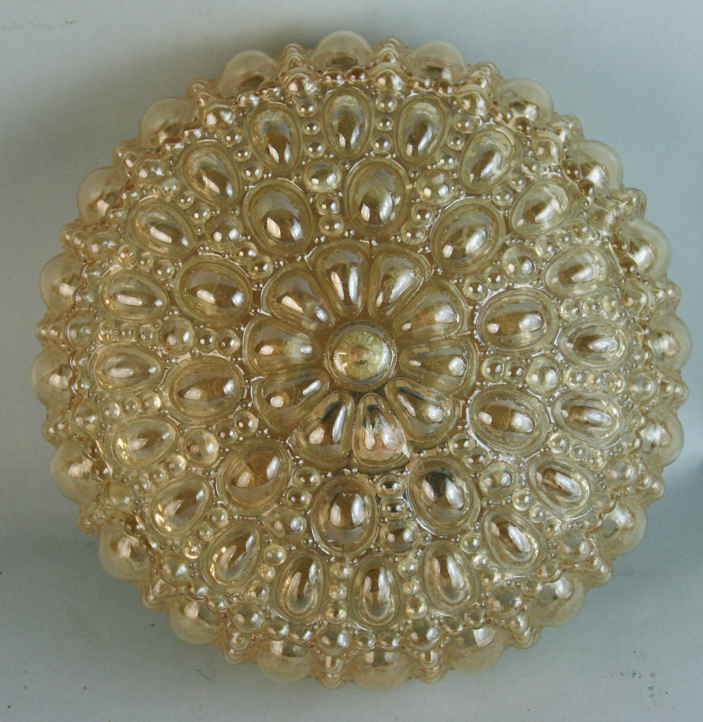 1259 Empotrable de cristal burbuja ámbar para Limburg.
Realizada en cristal burbuja ámbar de textura gruesa y pesada y montura metálica.
Funciona con una bombilla Edison de 60 vatios.