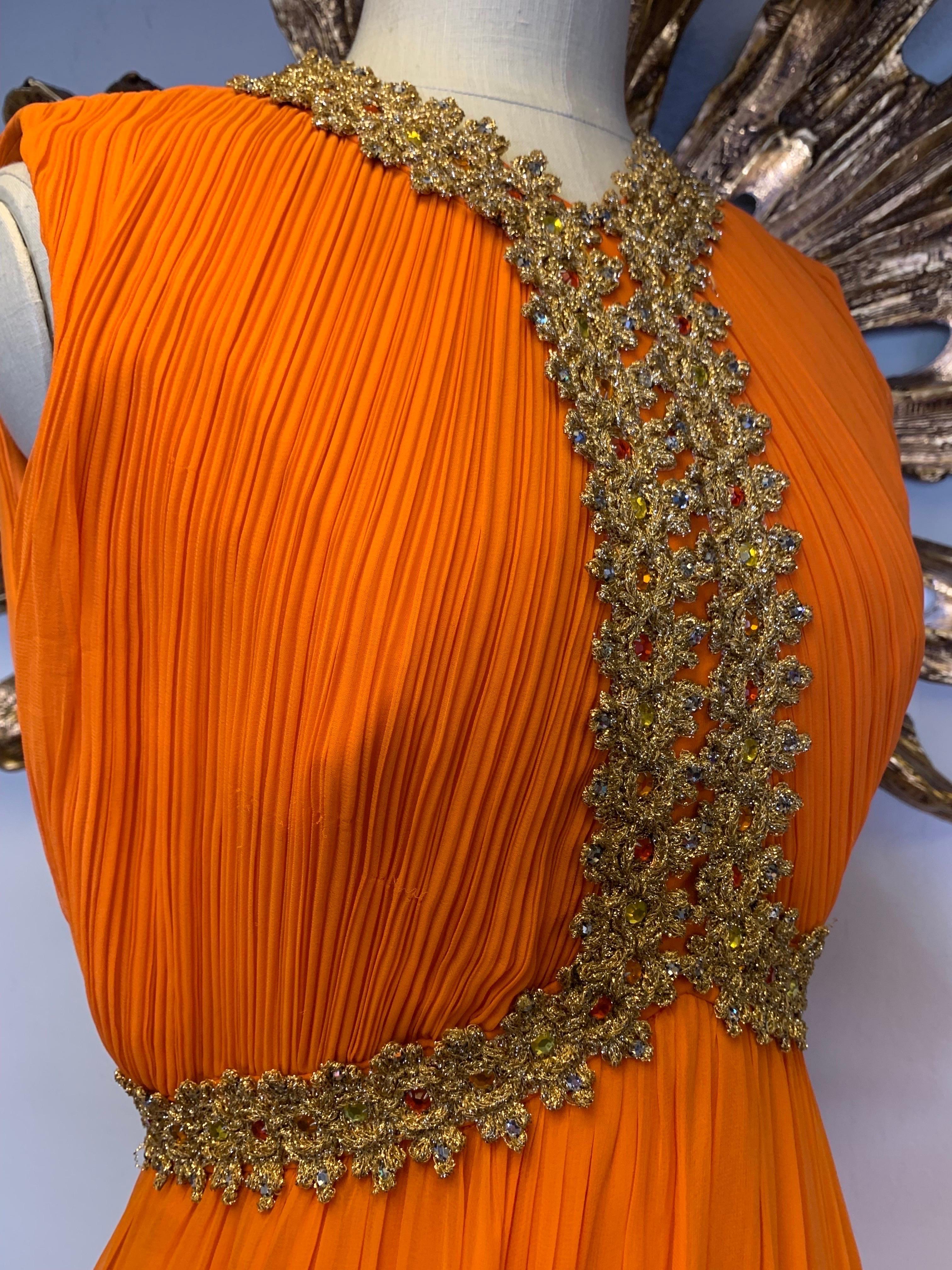 Amen Wardy - Robe de déesse orange à manches coupées au cou et à taille ornée de bijoux, années 1960 en vente 7