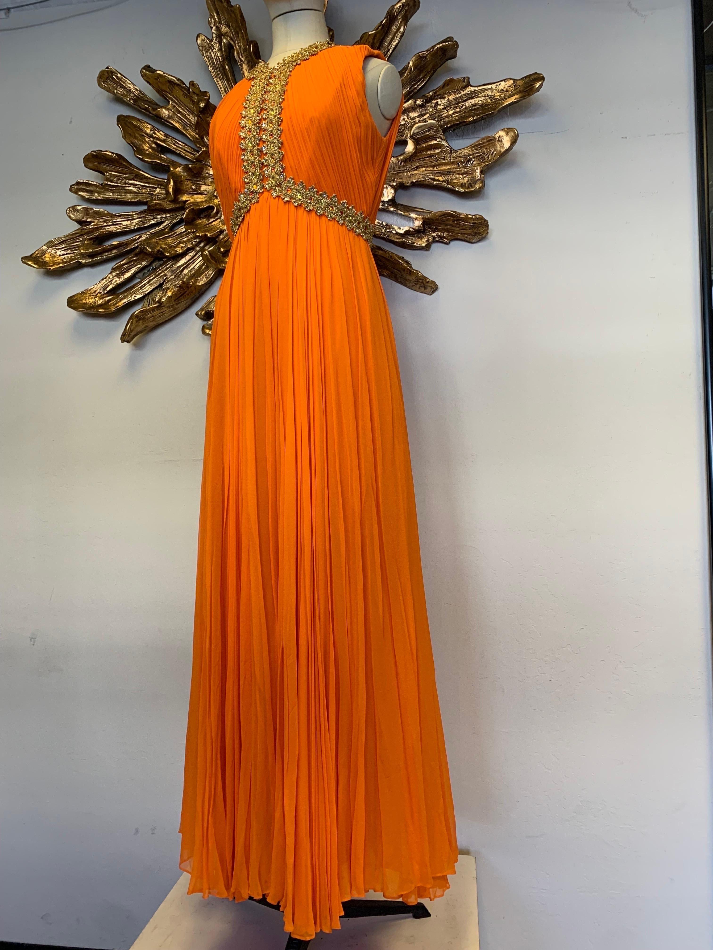 Robe de déesse en crêpe de soie orange à plis coupés des années 1960 avec encolure et taille ornées de bijoux : taille empire, fermeture éclair au dos, entièrement doublée. Jusqu'à une taille 8.