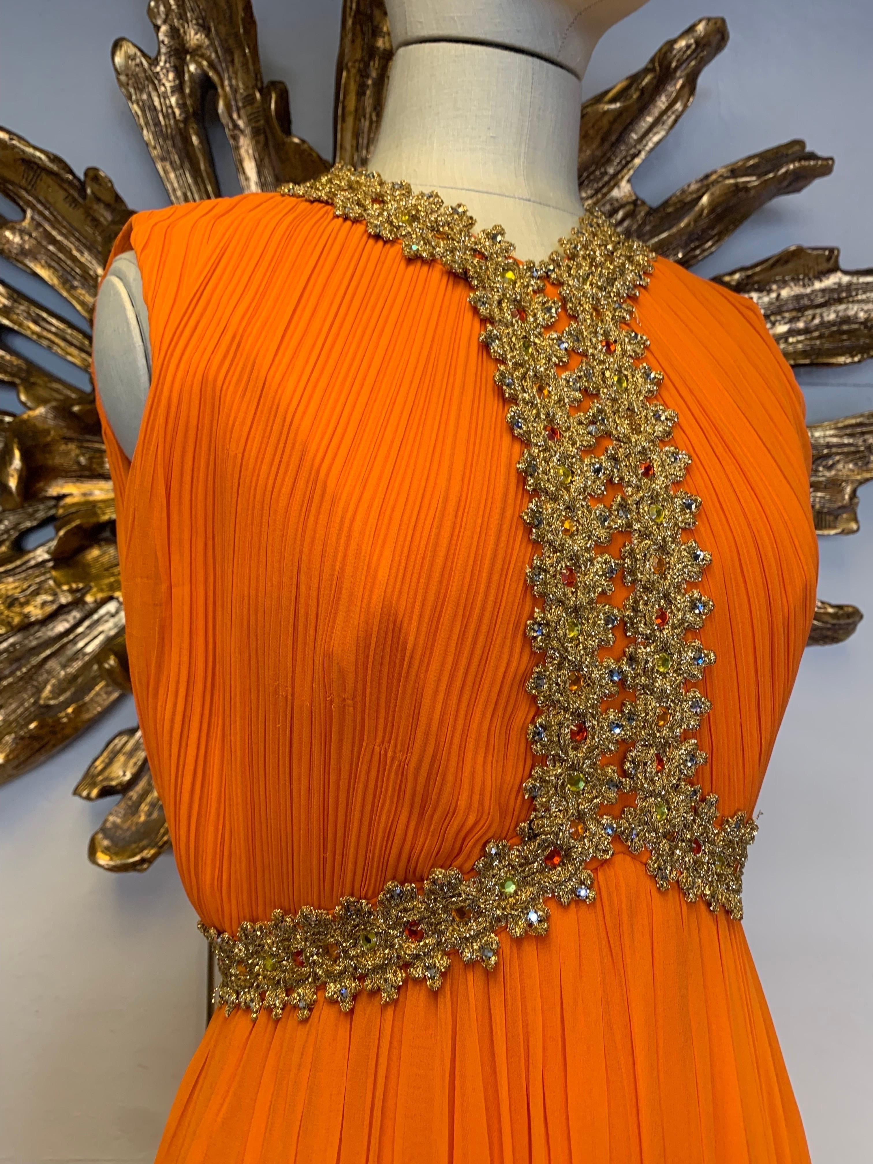 Orange Amen Wardy - Robe de déesse orange à manches coupées au cou et à taille ornée de bijoux, années 1960 en vente
