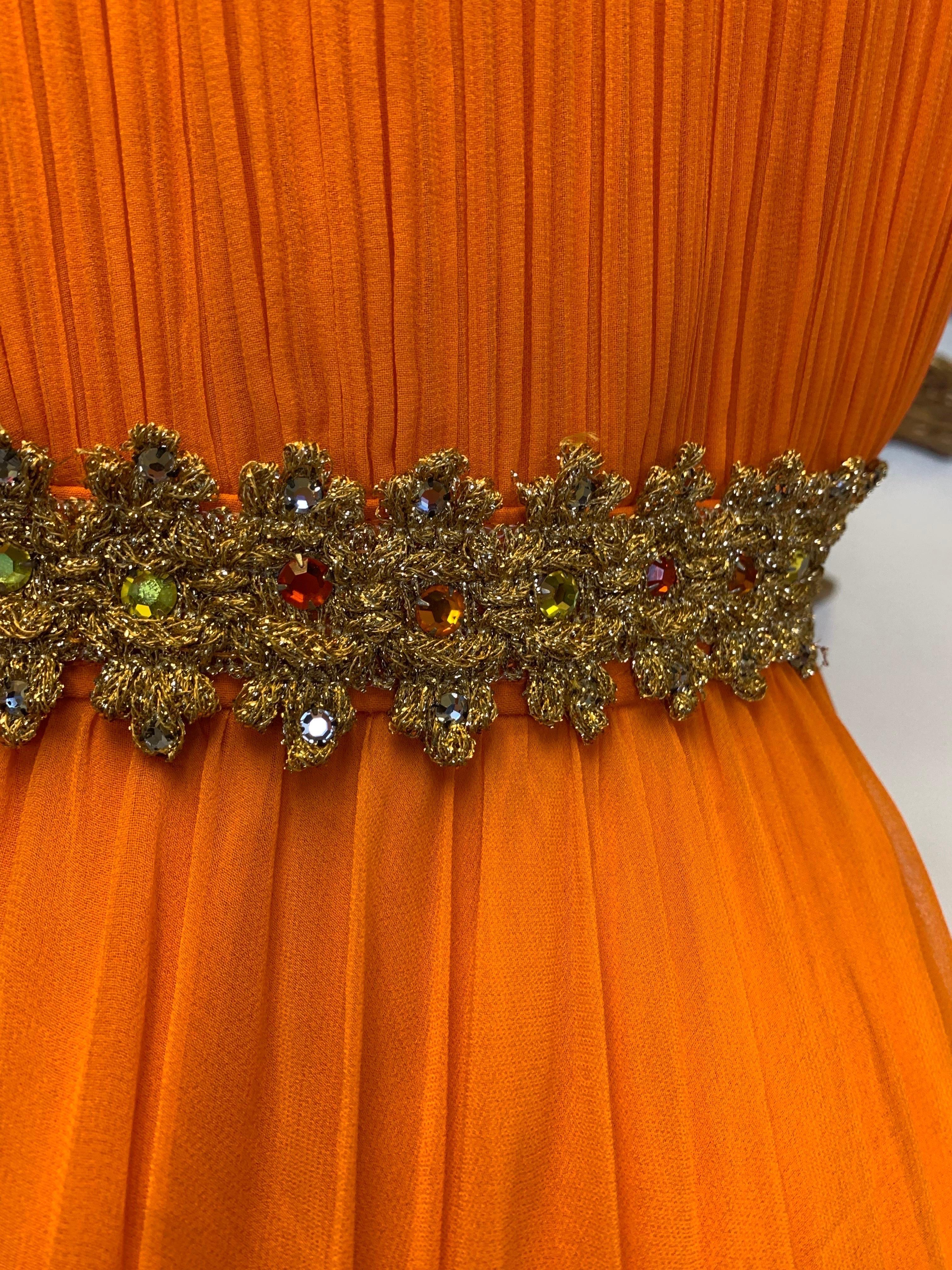 Amen Wardy - Robe de déesse orange à manches coupées au cou et à taille ornée de bijoux, années 1960 en vente 3