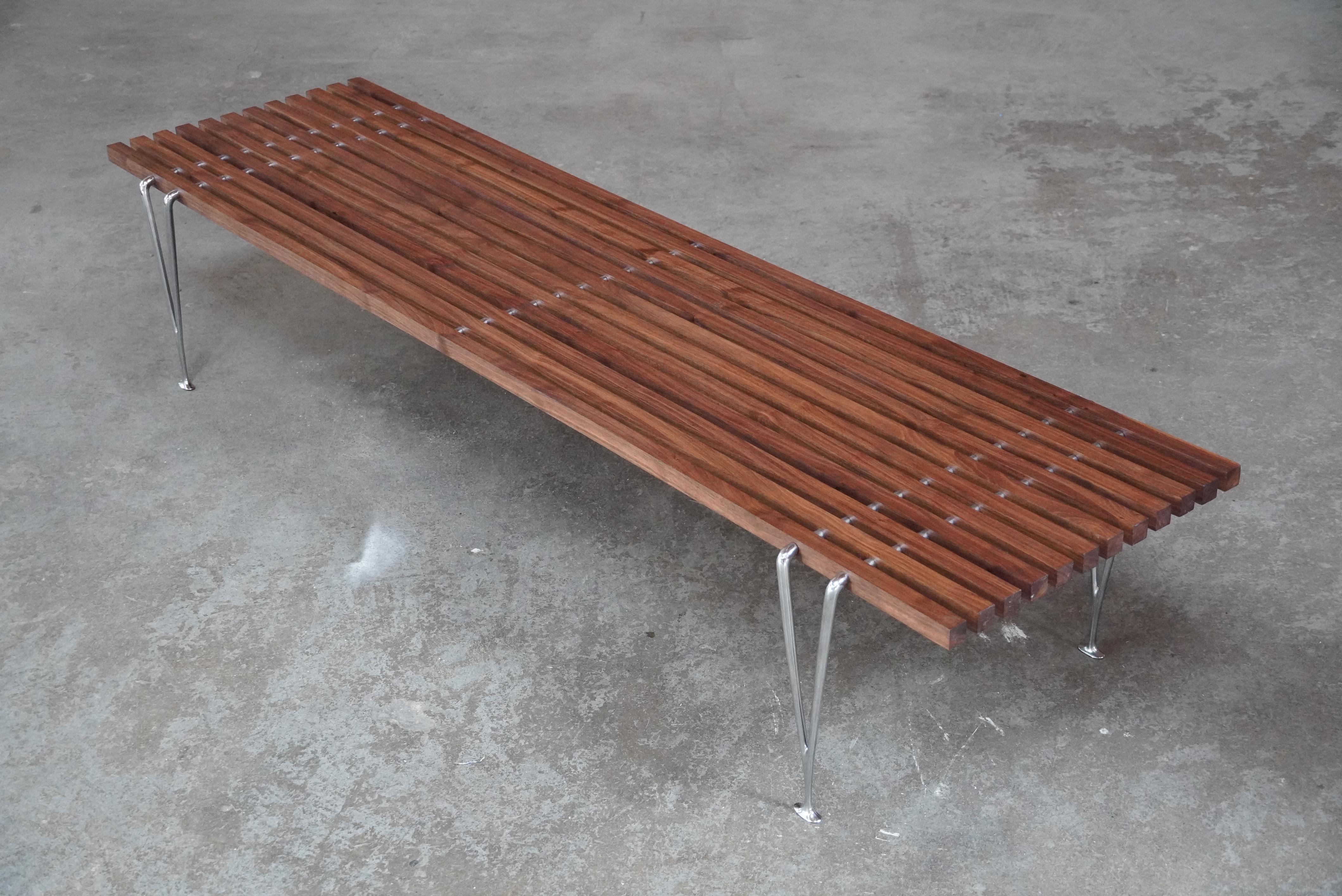Table basse / banc à lattes de Hughes Acton (1925-2018) construite en noyer avec des pieds en chrome moulé poli et de la quincaillerie chromée. Il s'agit d'un design très architectural, d'une grande complexité et fabriqué à la main en petites