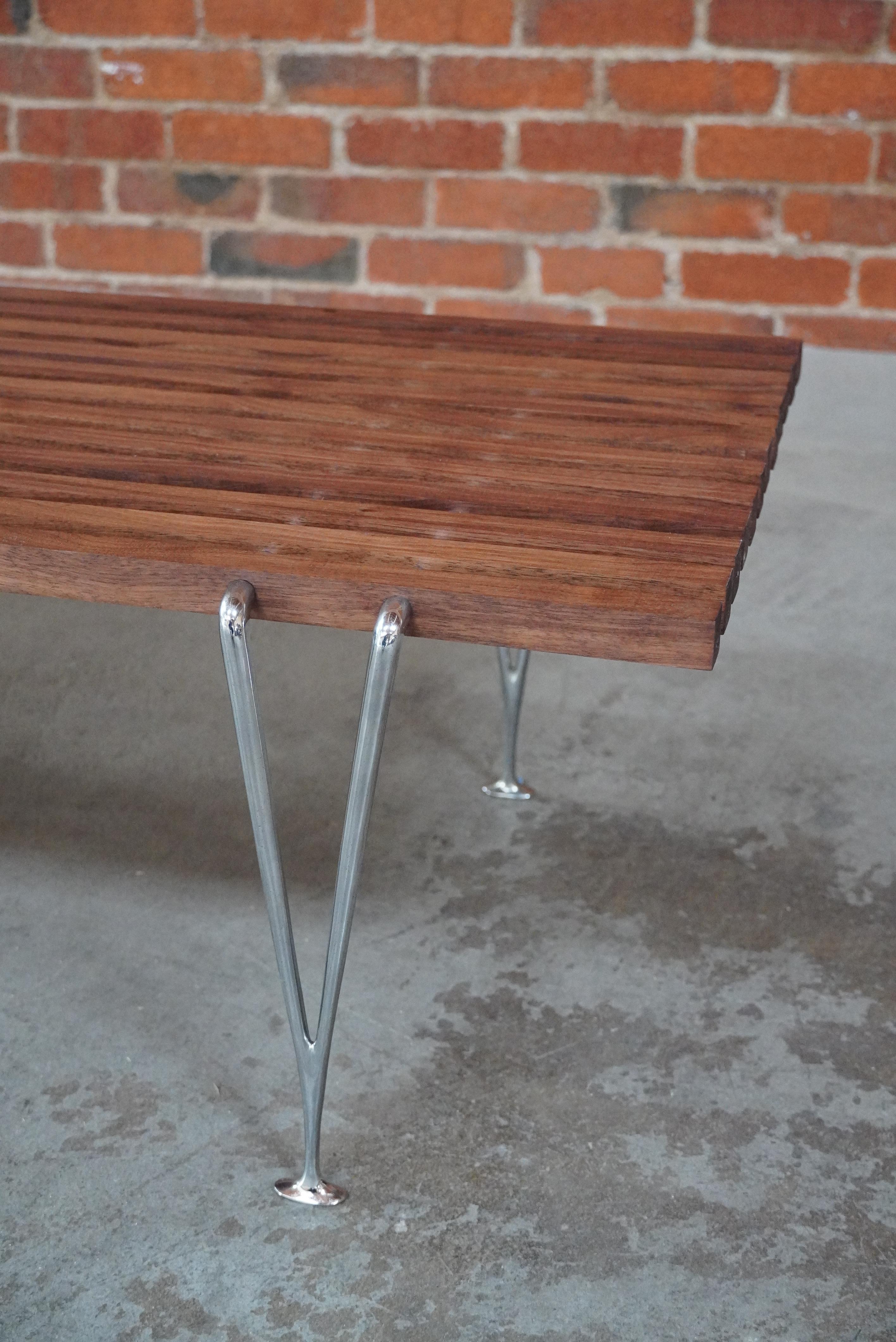 Mid-Century Modern Table basse à lattes / banc en noyer / chrome Hughes Acton, américain des années 1960 en vente