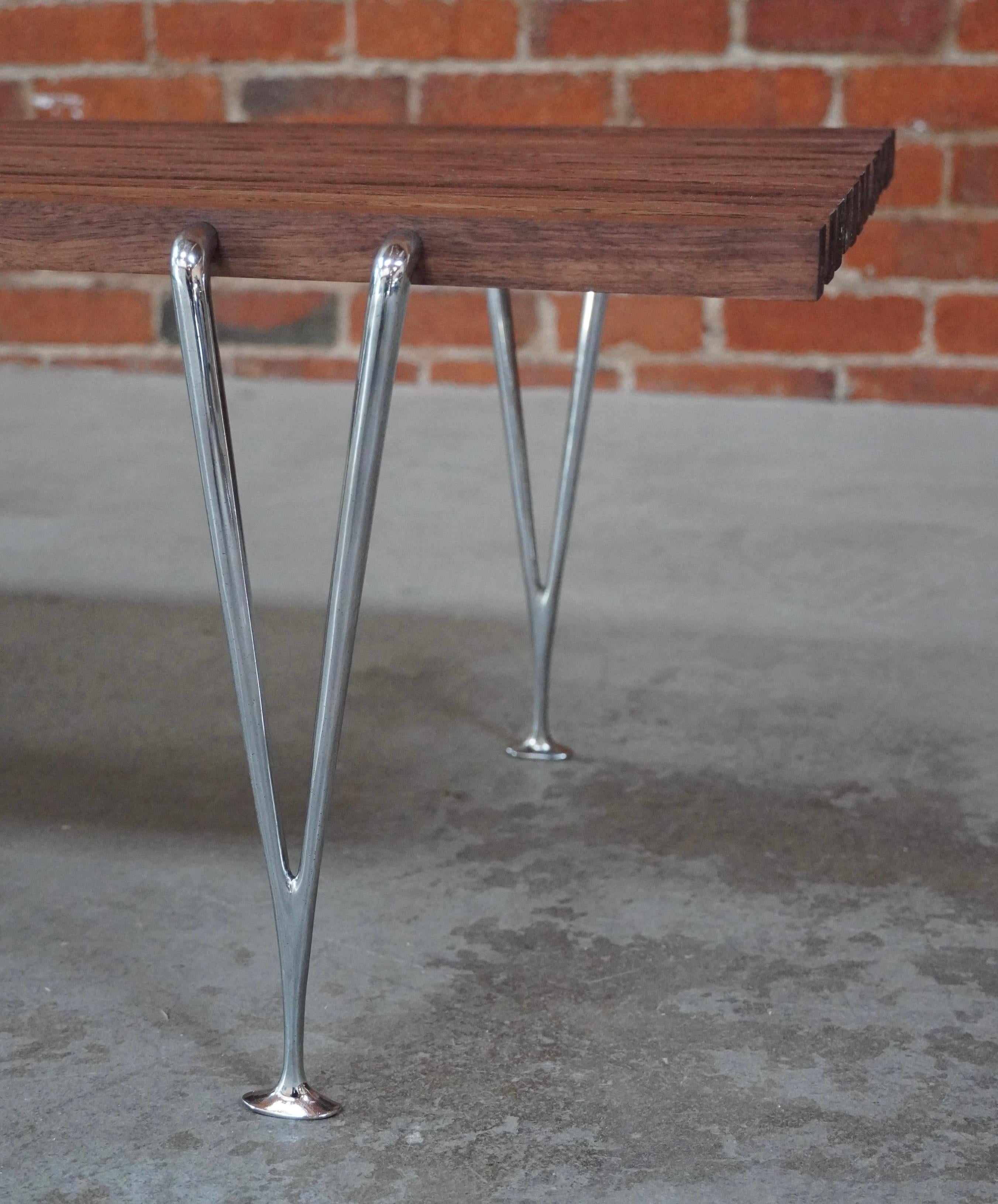 Américain Table basse à lattes / banc en noyer / chrome Hughes Acton, américain des années 1960 en vente