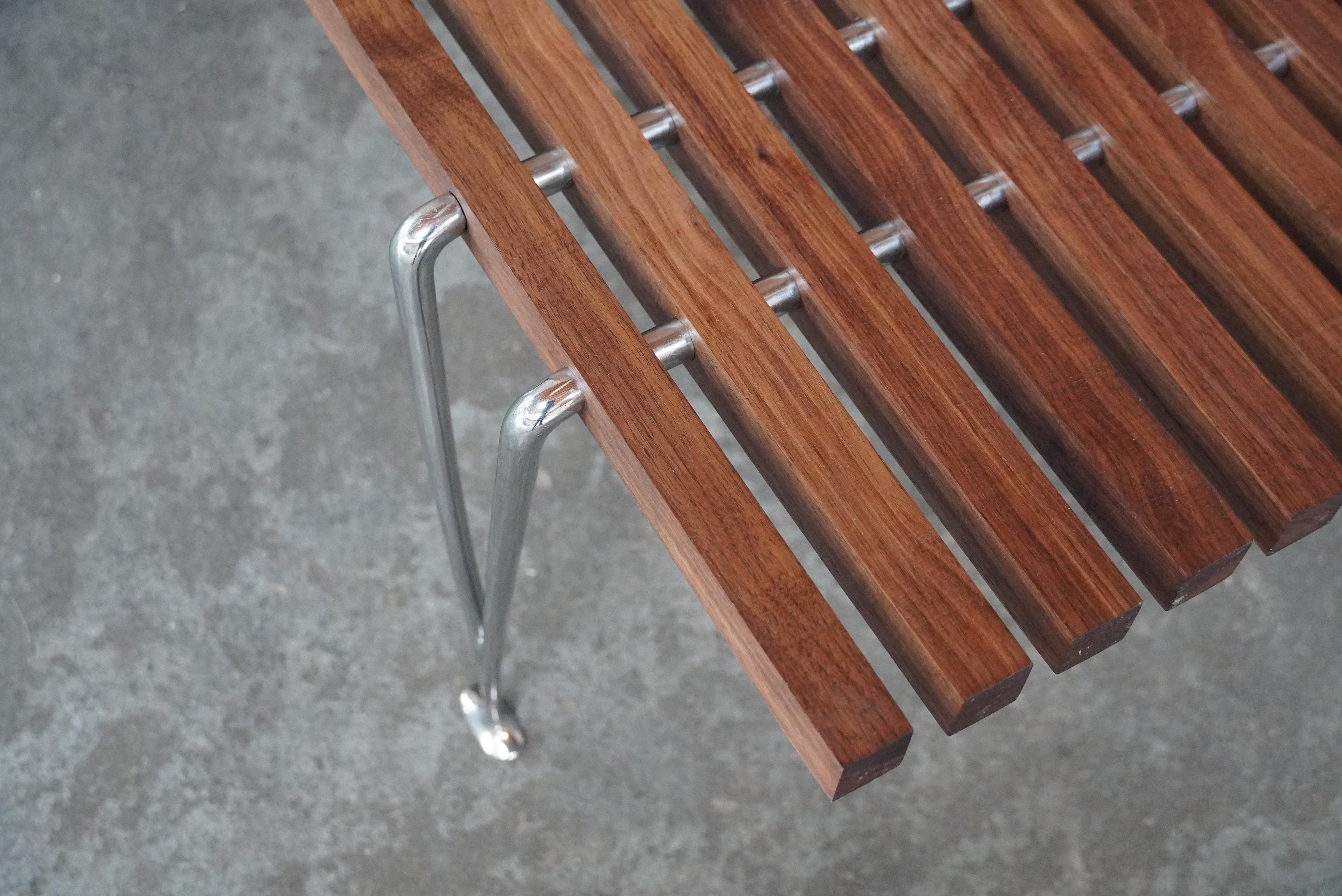 Fait main Table basse à lattes / banc en noyer / chrome Hughes Acton, américain des années 1960 en vente