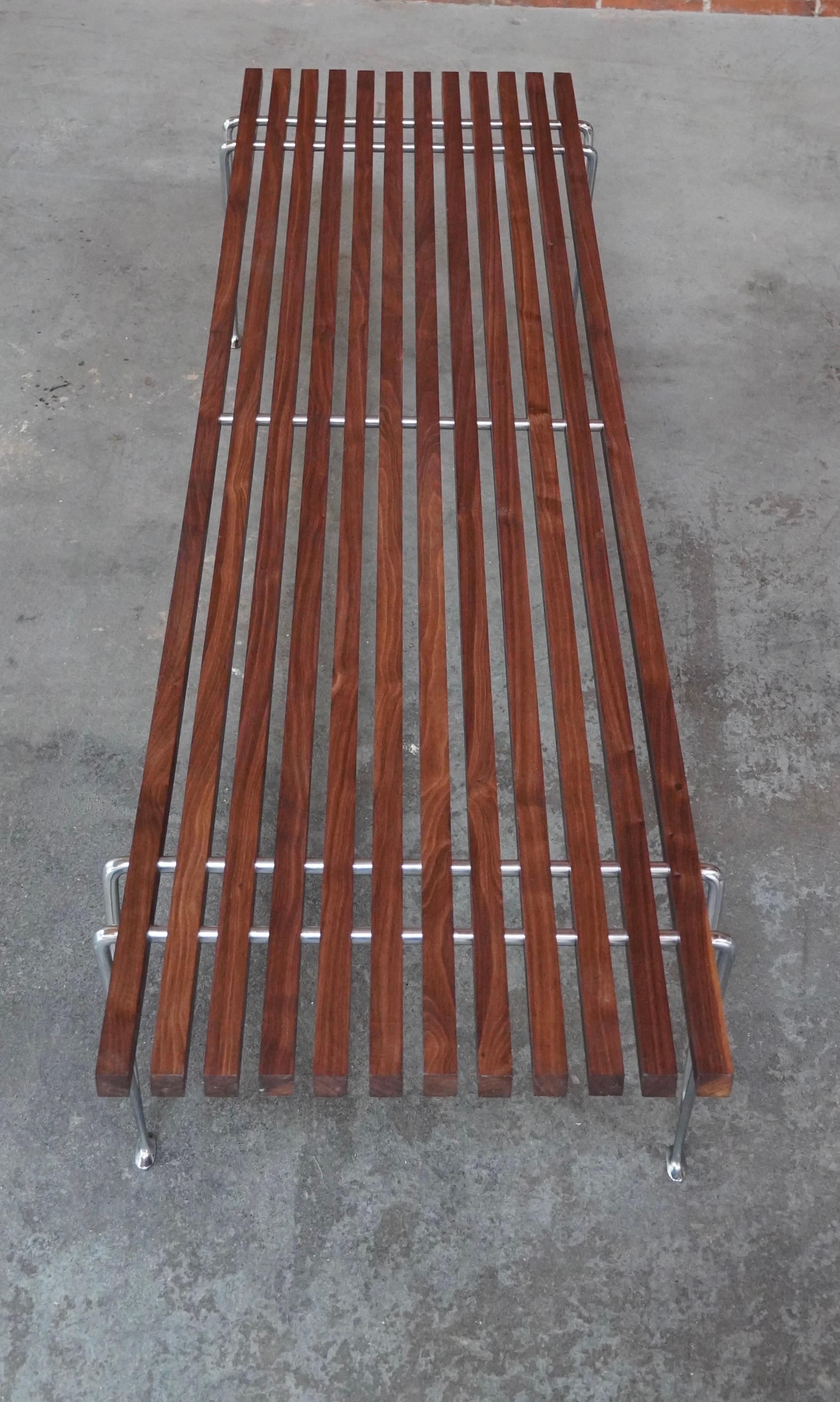 Table basse à lattes / banc en noyer / chrome Hughes Acton, américain des années 1960 Bon état - En vente à Oakland, CA