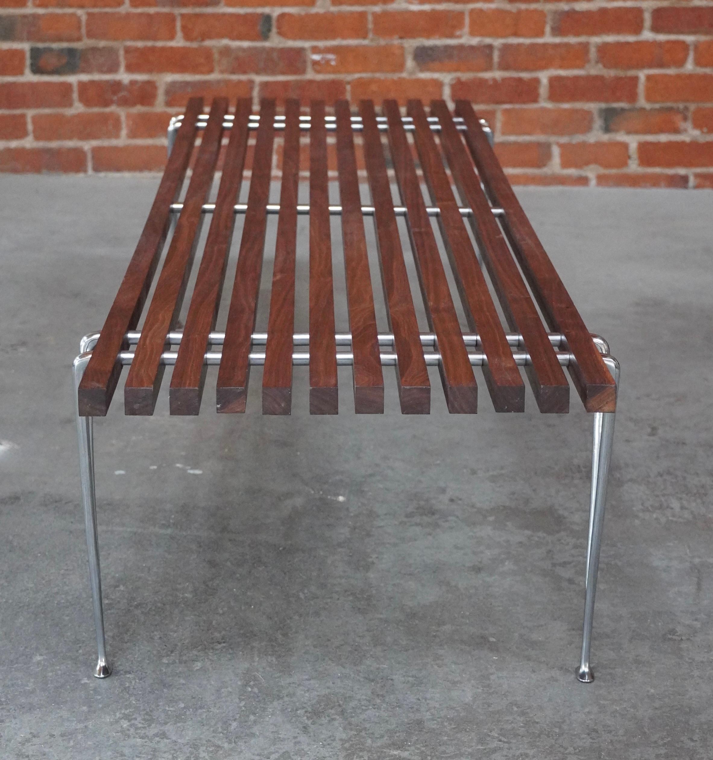 Chrome Table basse à lattes / banc en noyer / chrome Hughes Acton, américain des années 1960 en vente
