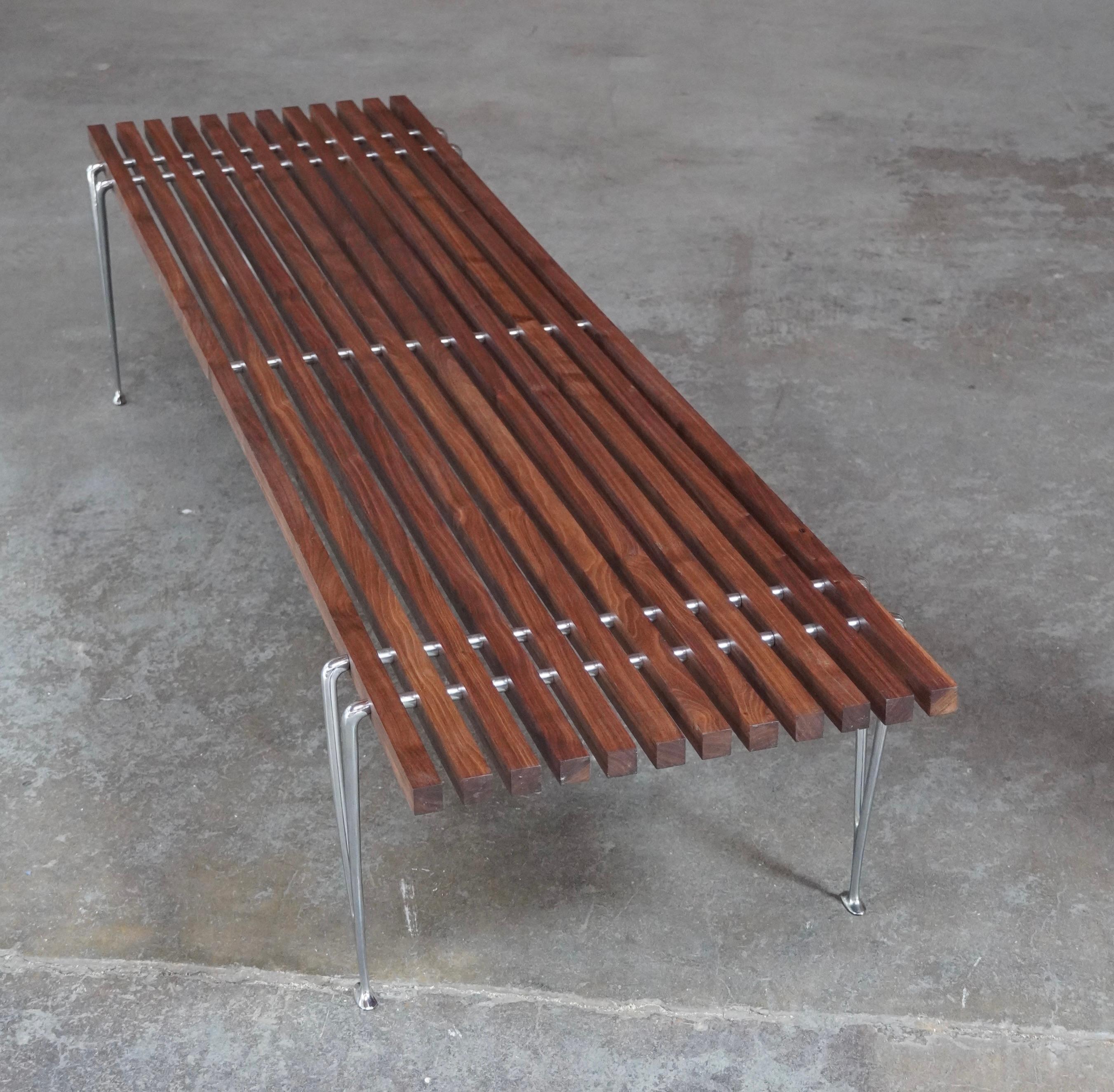 Table basse à lattes / banc en noyer / chrome Hughes Acton, américain des années 1960 en vente 1