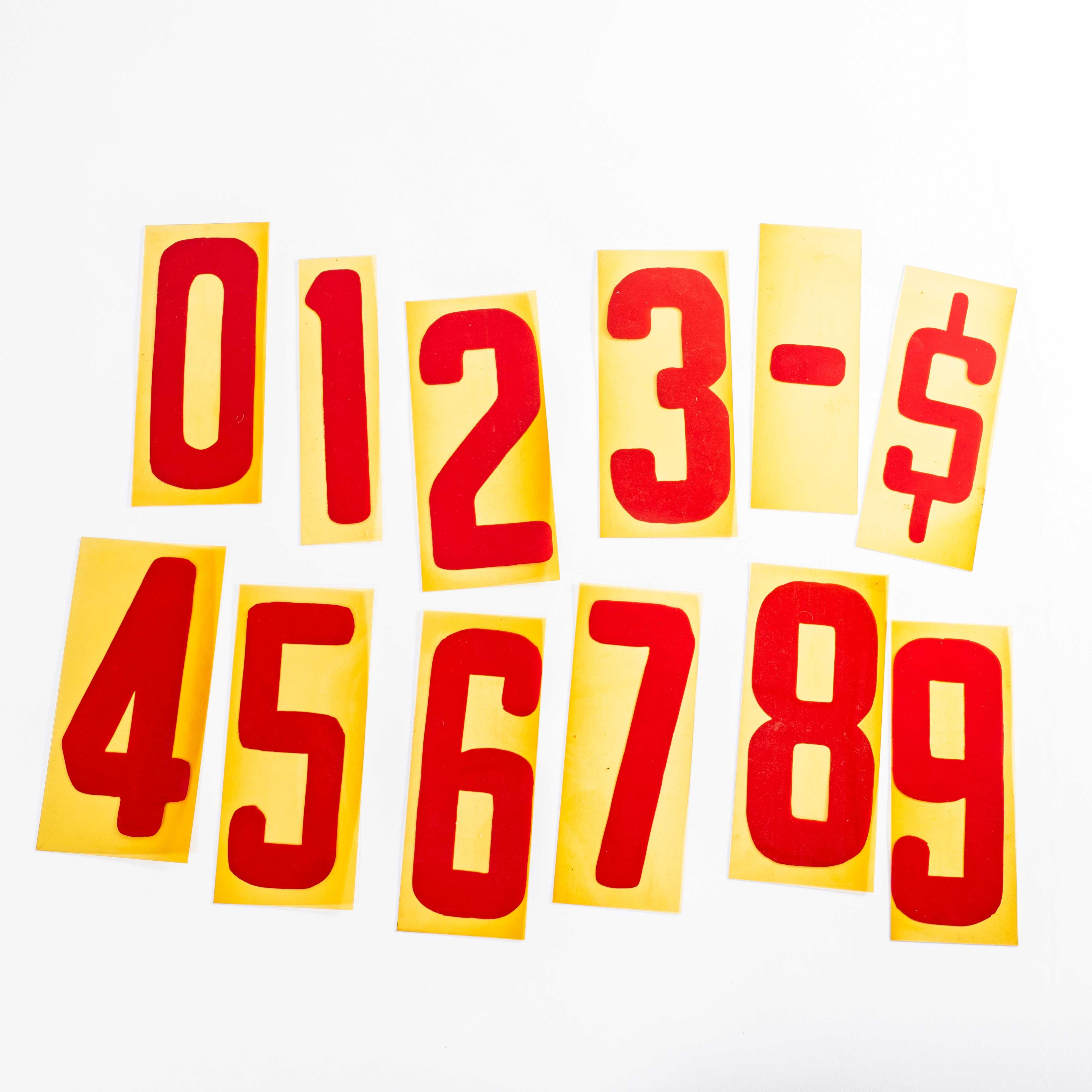Numeri delle stazioni di servizio americane degli anni '60 - Set 1-9 più altri personaggi. Classici numeri di stazione di servizio americani in plastica flessibile con incisione. Questi numeri venivano utilizzati per visualizzare i prezzi sulle