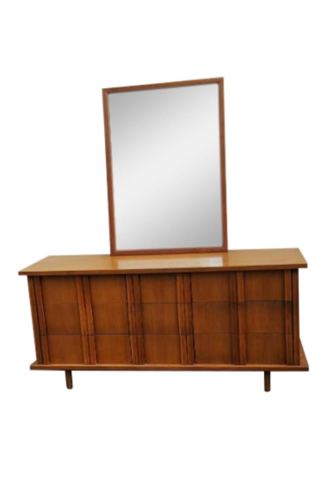 1960s American of Martinsville 9 Drawer Walnut Dresser with Matching Mirror For Sale 3