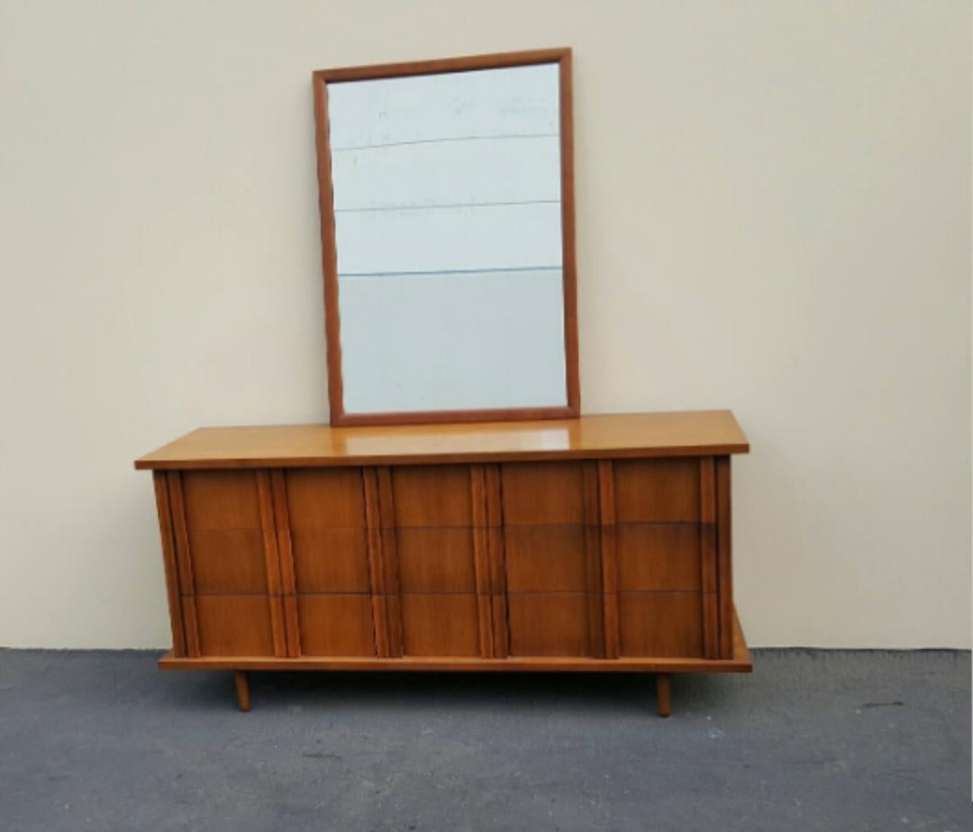 1960s American of Martinsville 9 Drawer Walnut Dresser with Matching Mirror For Sale 4